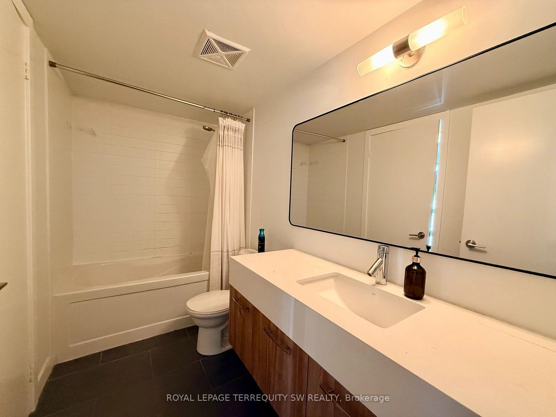 Photo 7 of Unit 1106, 126 Simcoe Street, Toronto, Waterfront Communities — HOMEH
