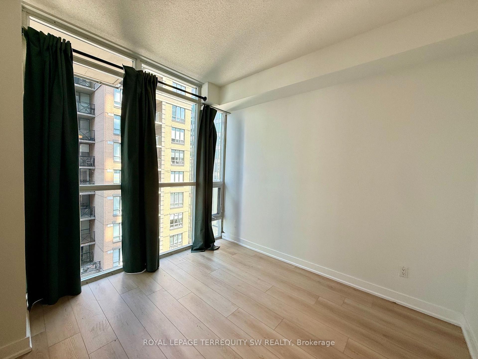Photo 8 of Unit 1106, 126 Simcoe Street, Toronto, Waterfront Communities — HOMEH