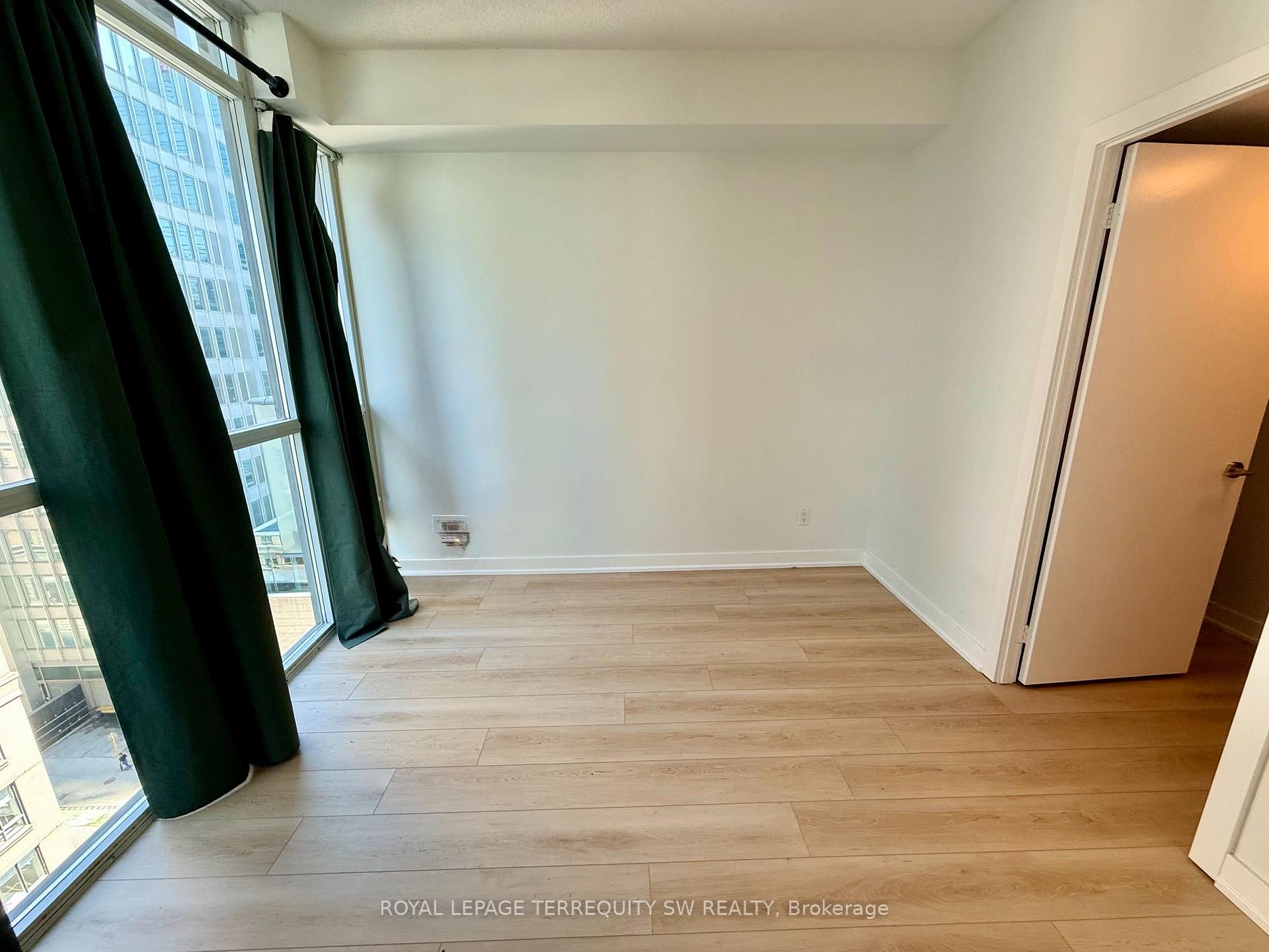 Photo 9 of Unit 1106, 126 Simcoe Street, Toronto, Waterfront Communities — HOMEH