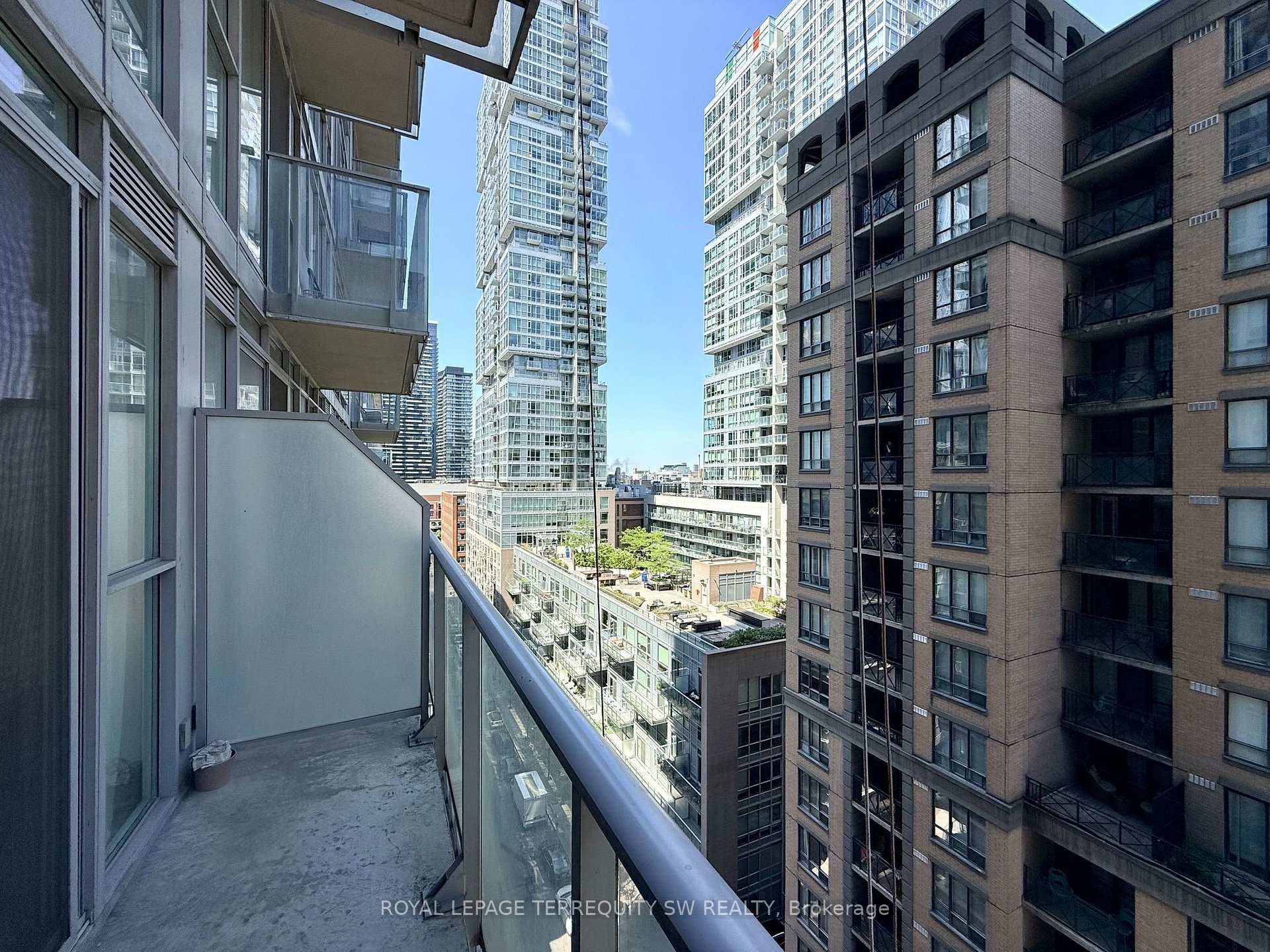Photo 13 of Unit 1106, 126 Simcoe Street, Toronto, Waterfront Communities — HOMEH