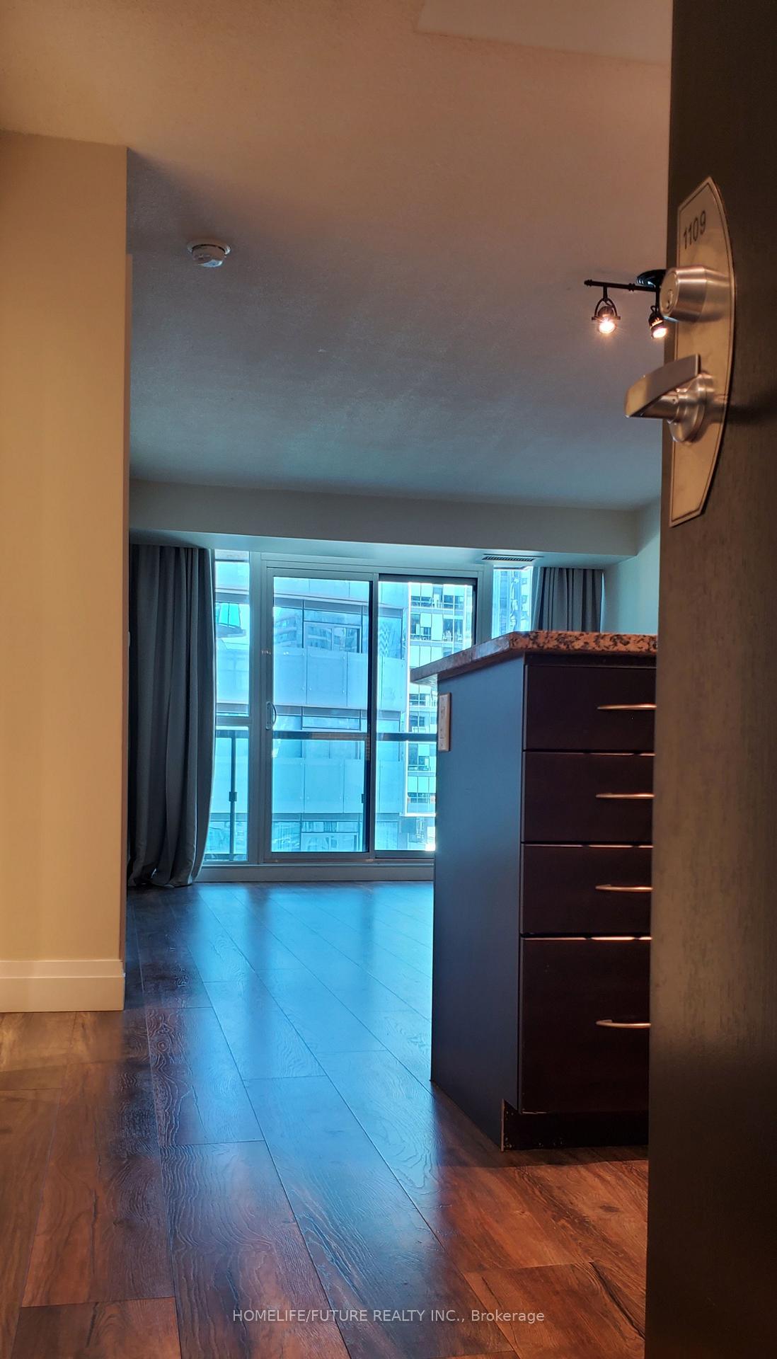Photo 7 of Unit 1109, 19 Grand Trunk Crescent, Toronto, Waterfront Communities — HOMEH