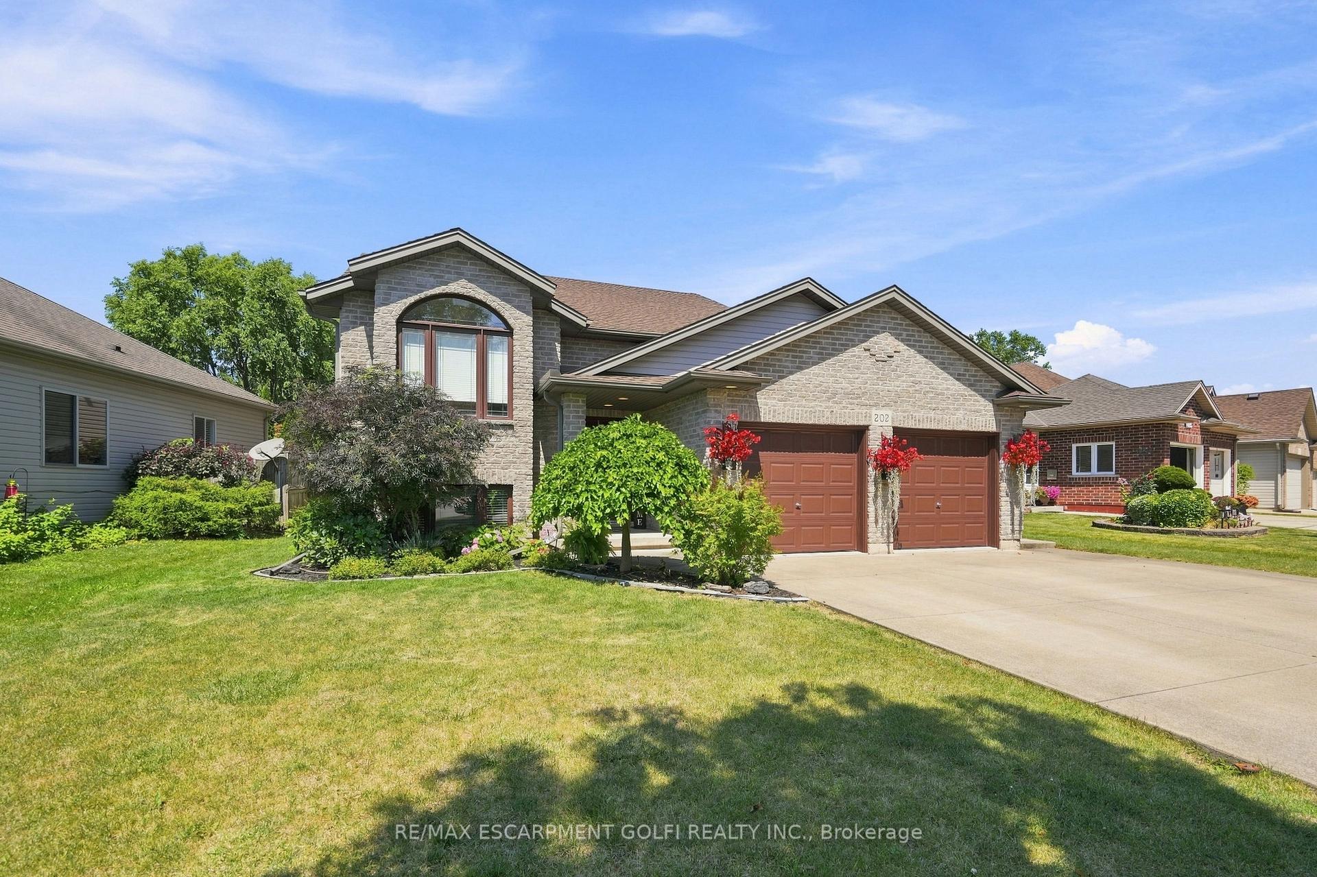 Photo 2 of 202 Wellbrook Boulevard, Welland, Prince Charles — HOMEH