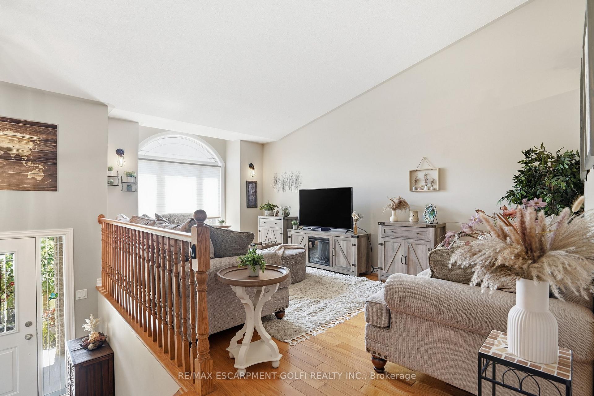 Photo 3 of 202 Wellbrook Boulevard, Welland, Prince Charles — HOMEH