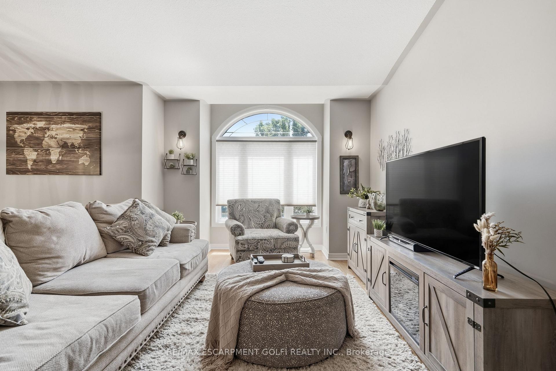 Photo 4 of 202 Wellbrook Boulevard, Welland, Prince Charles — HOMEH