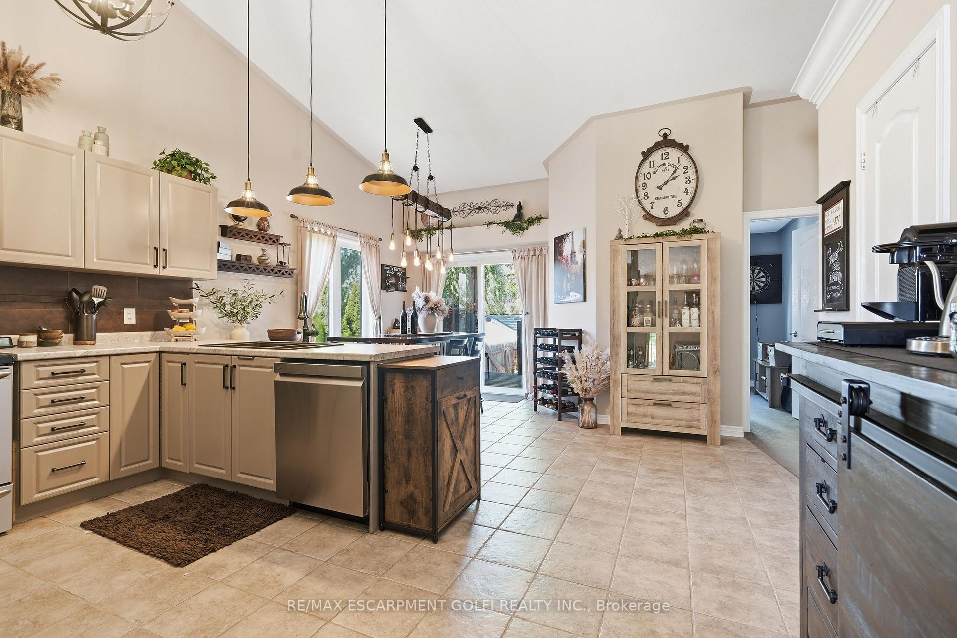 Photo 6 of 202 Wellbrook Boulevard, Welland, Prince Charles — HOMEH