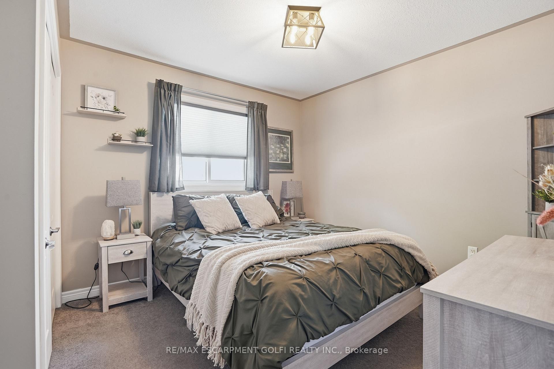 Photo 10 of 202 Wellbrook Boulevard, Welland, Prince Charles — HOMEH