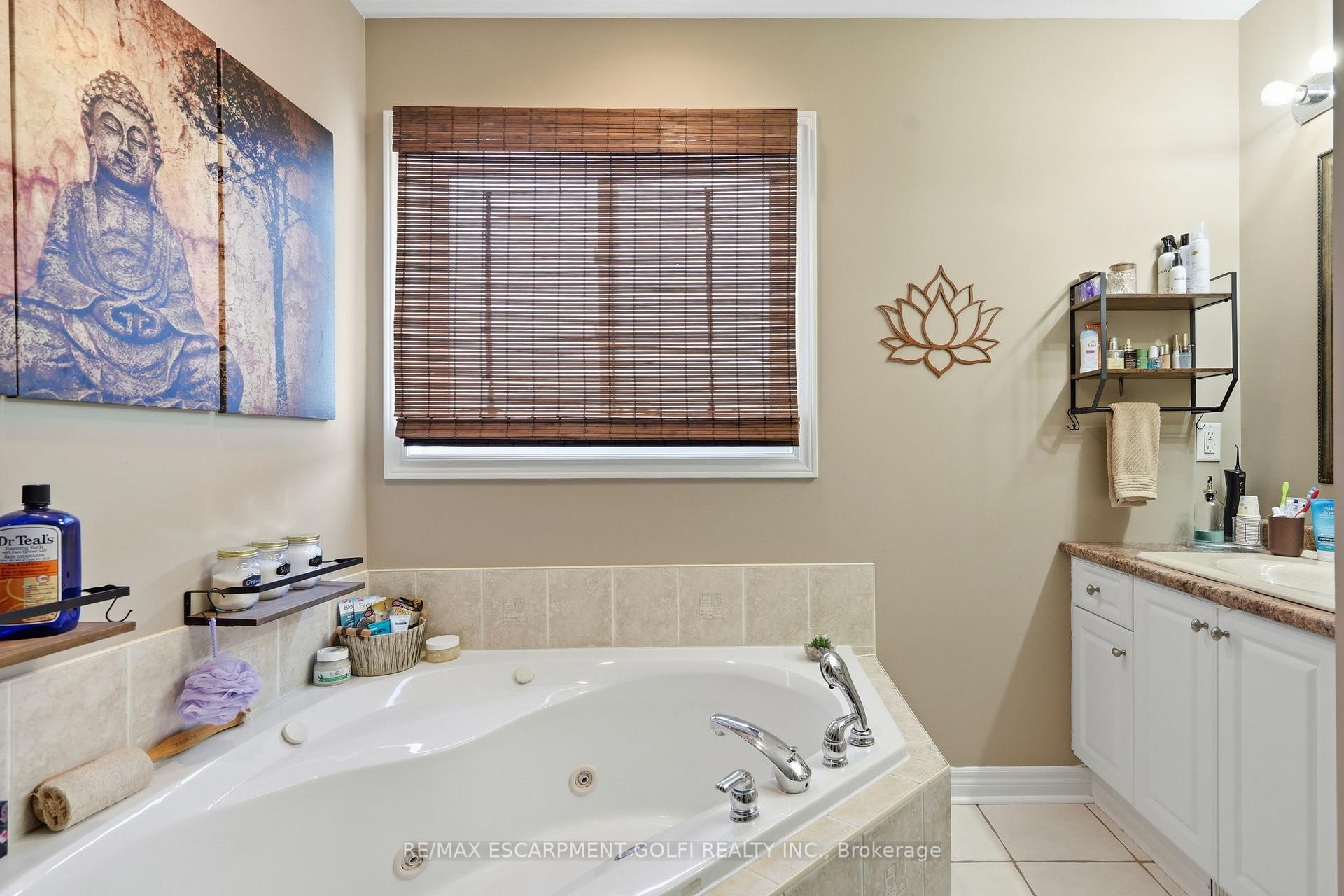 Photo 12 of 202 Wellbrook Boulevard, Welland, Prince Charles — HOMEH