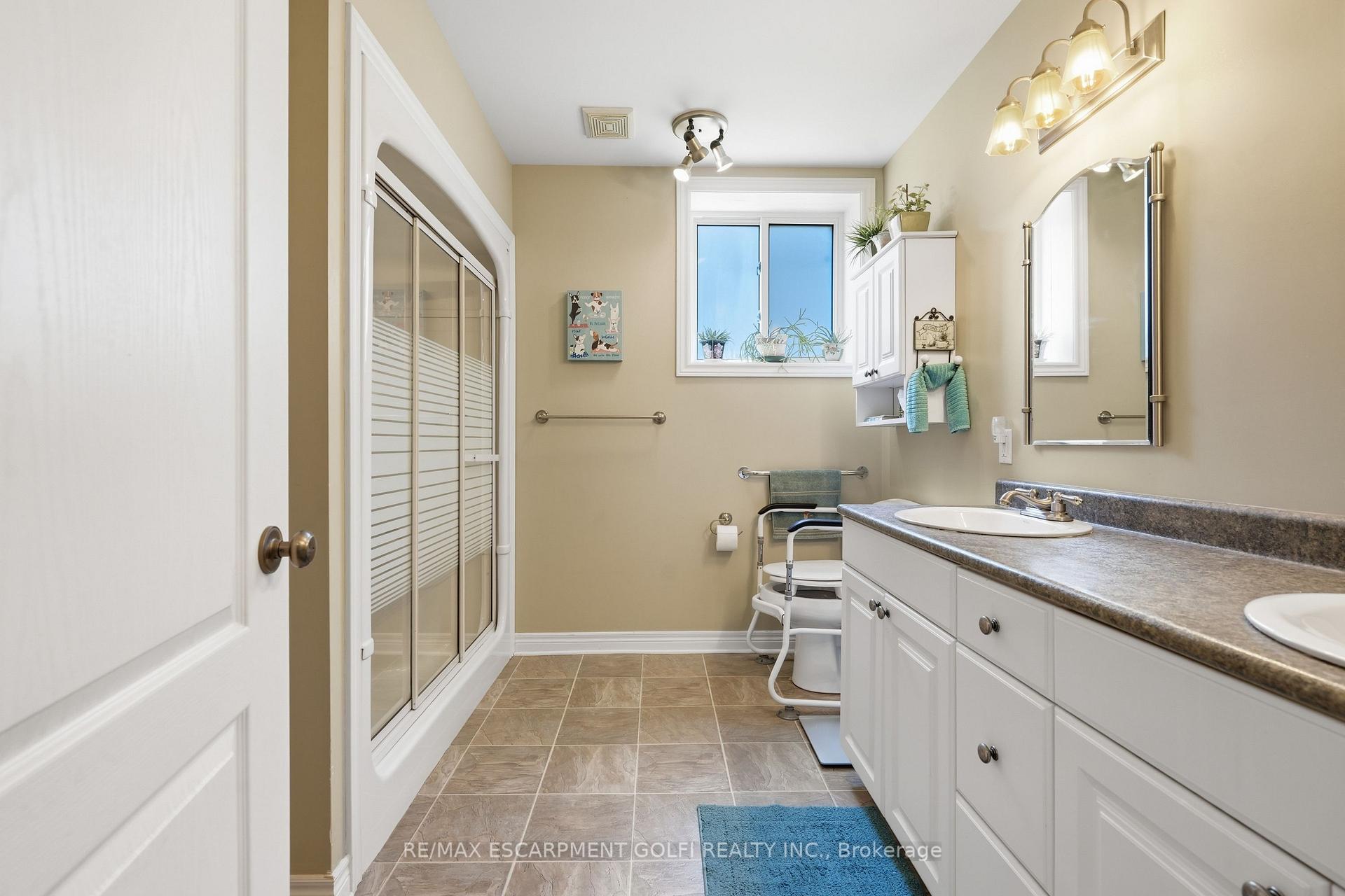 Photo 18 of 202 Wellbrook Boulevard, Welland, Prince Charles — HOMEH