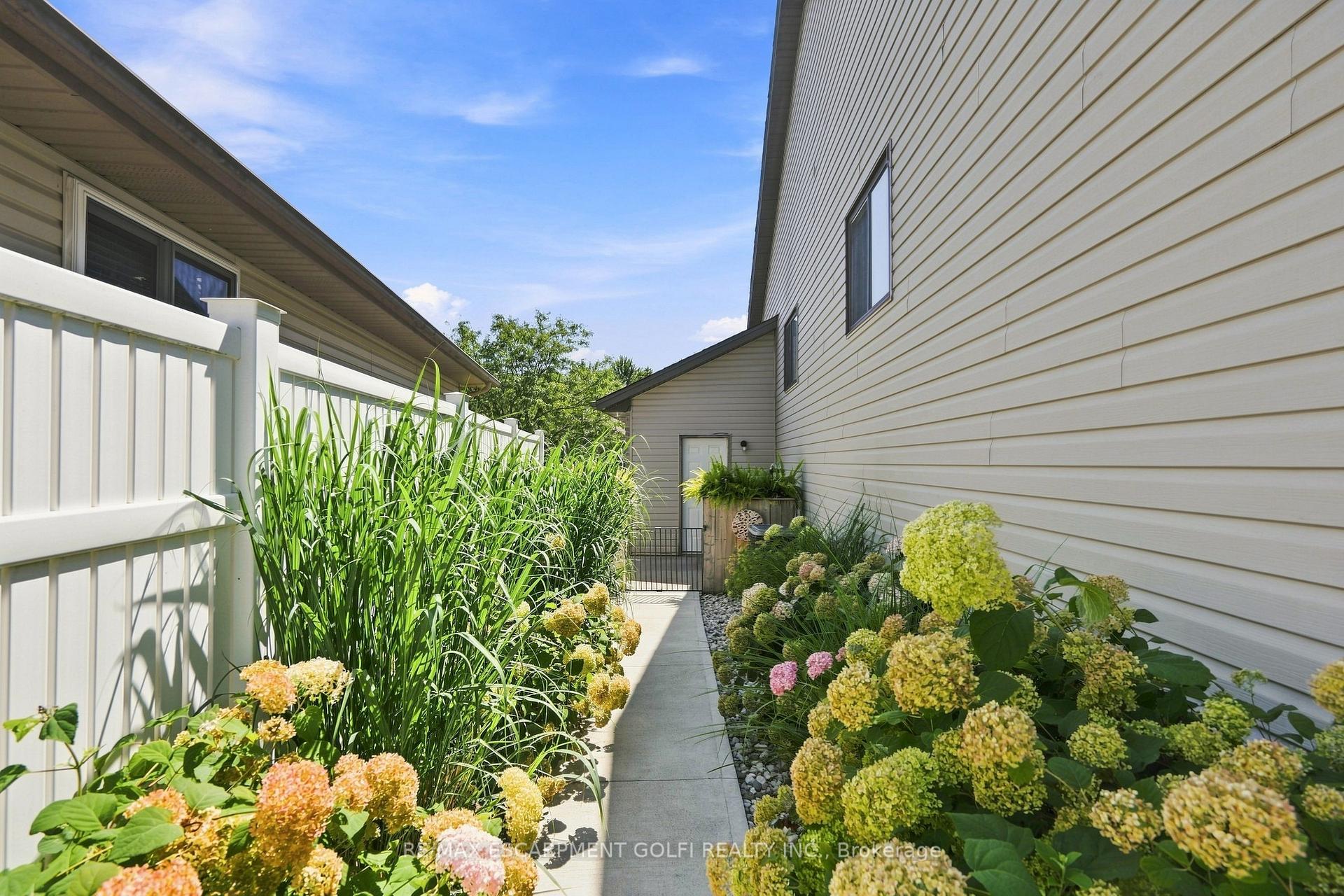 Photo 32 of 202 Wellbrook Boulevard, Welland, Prince Charles — HOMEH