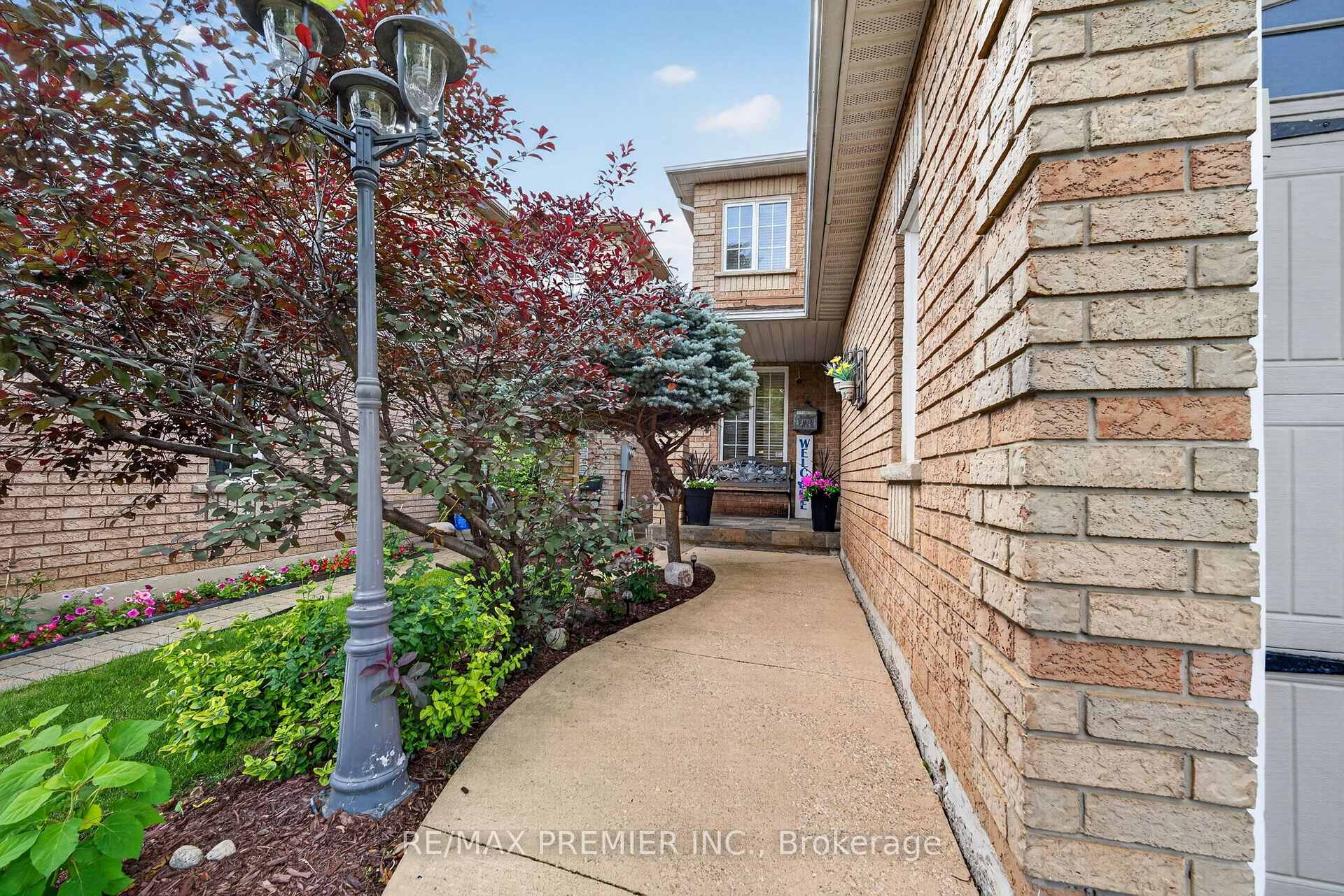 Photo 2 of 83 Royal Ridge Crescent, Vaughan, Maple — HOMEH