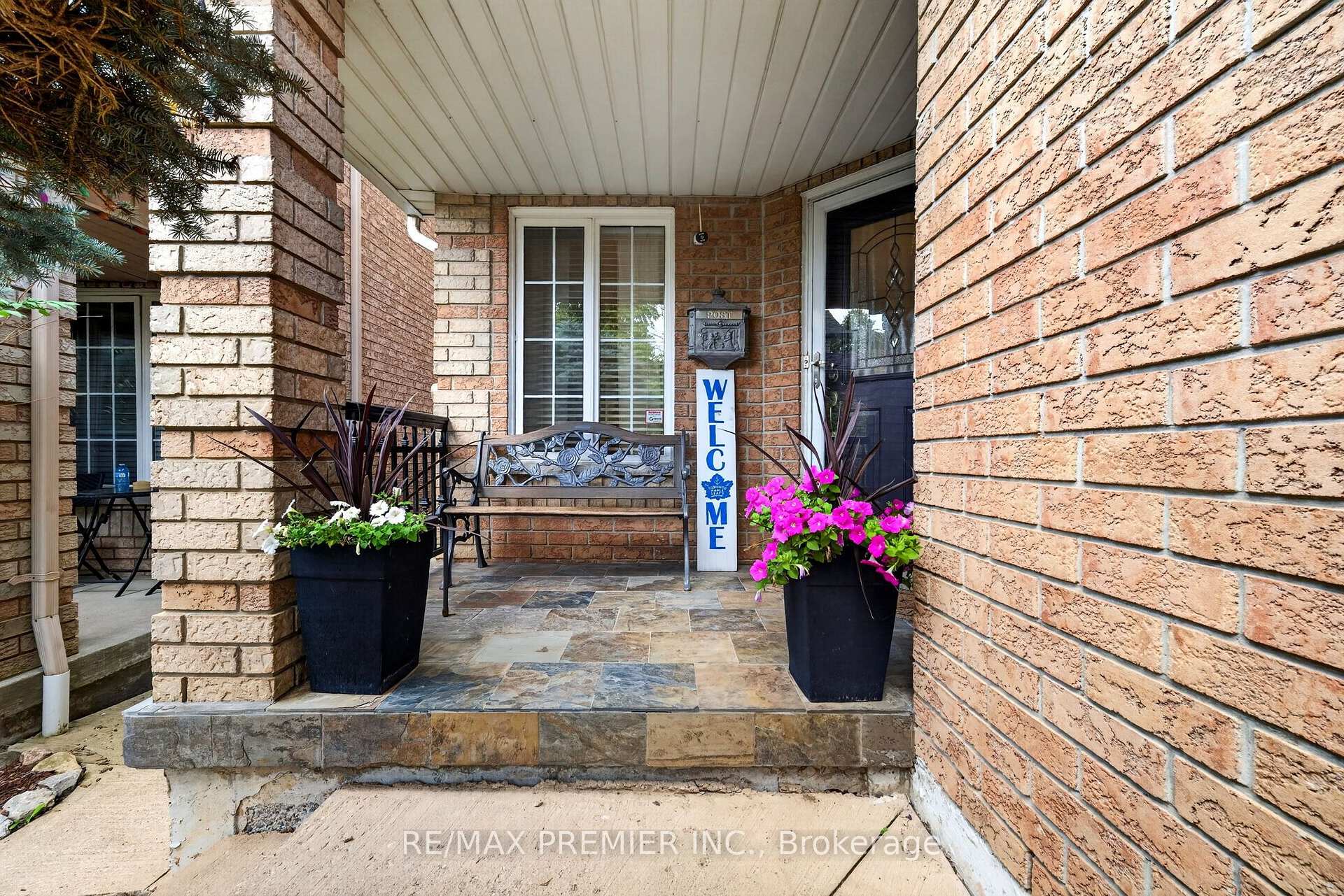 Photo 3 of 83 Royal Ridge Crescent, Vaughan, Maple — HOMEH