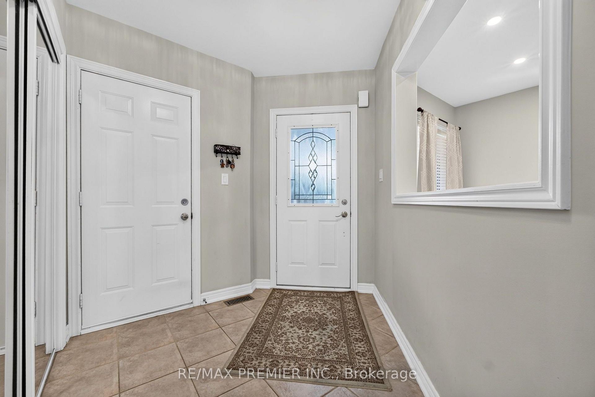 Photo 4 of 83 Royal Ridge Crescent, Vaughan, Maple — HOMEH