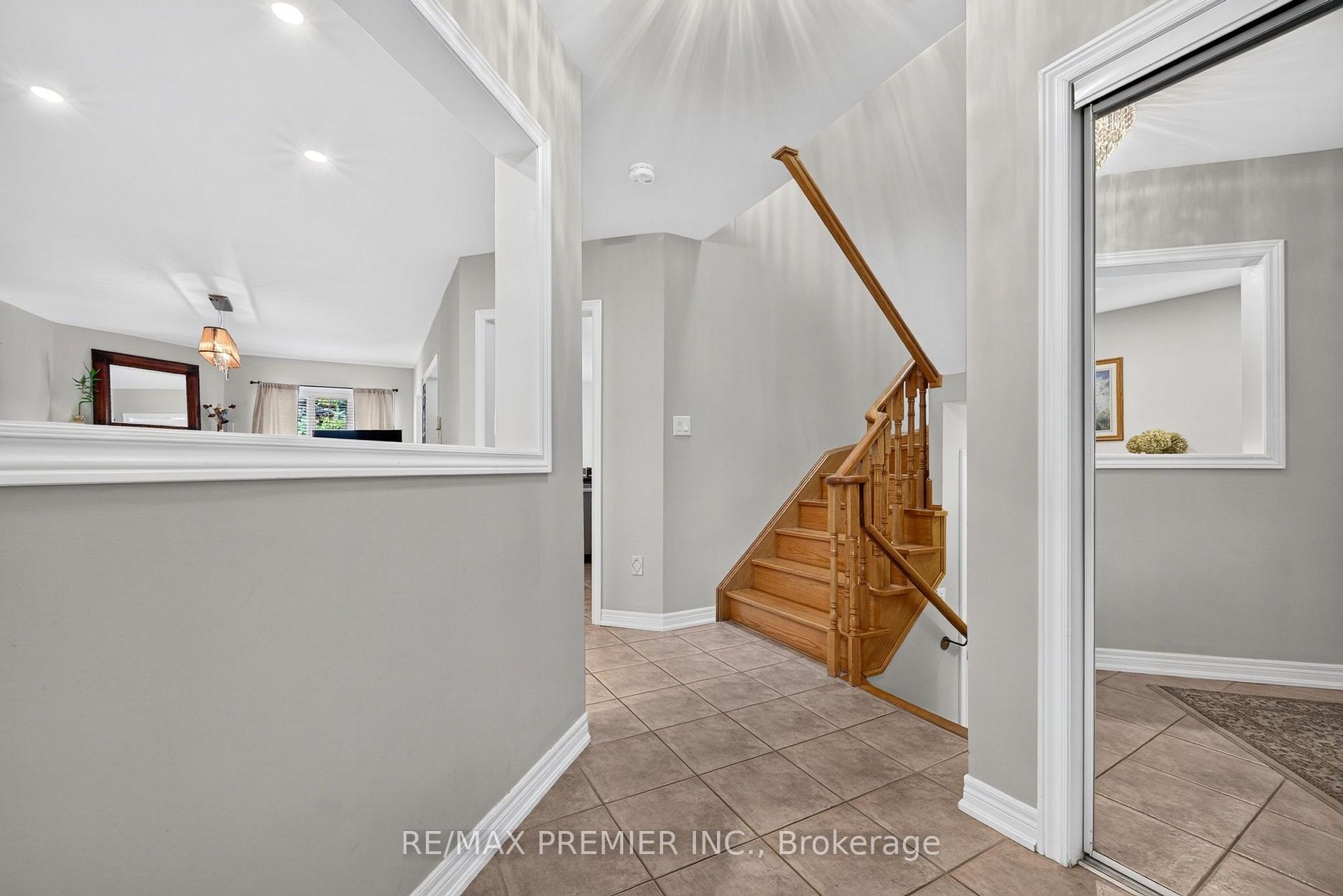 Photo 5 of 83 Royal Ridge Crescent, Vaughan, Maple — HOMEH