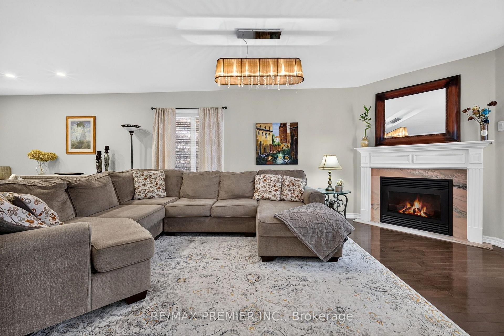 Photo 7 of 83 Royal Ridge Crescent, Vaughan, Maple — HOMEH