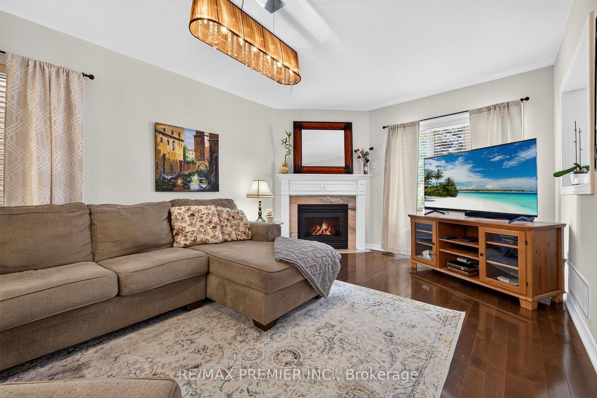 Photo 8 of 83 Royal Ridge Crescent, Vaughan, Maple — HOMEH