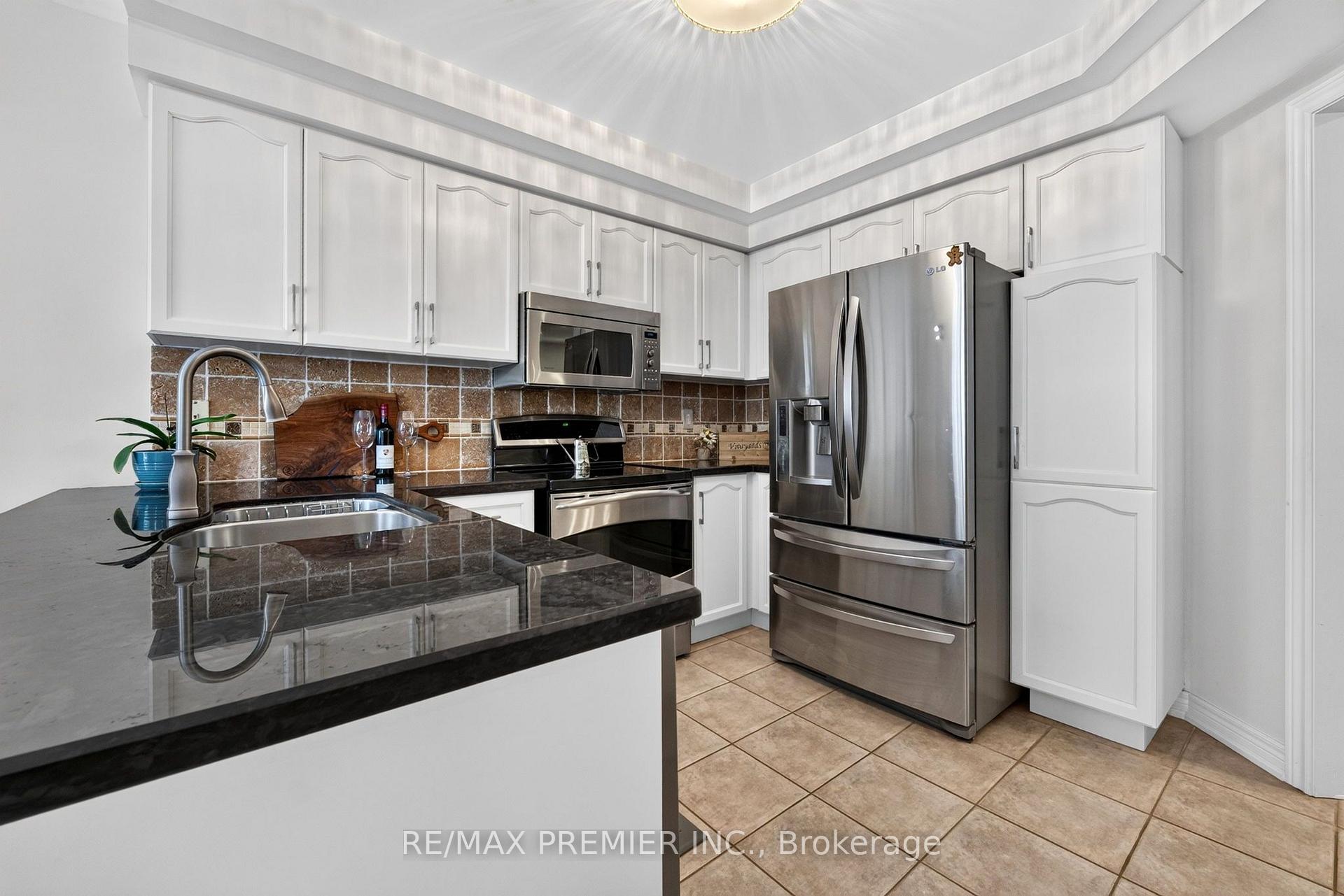 Photo 10 of 83 Royal Ridge Crescent, Vaughan, Maple — HOMEH