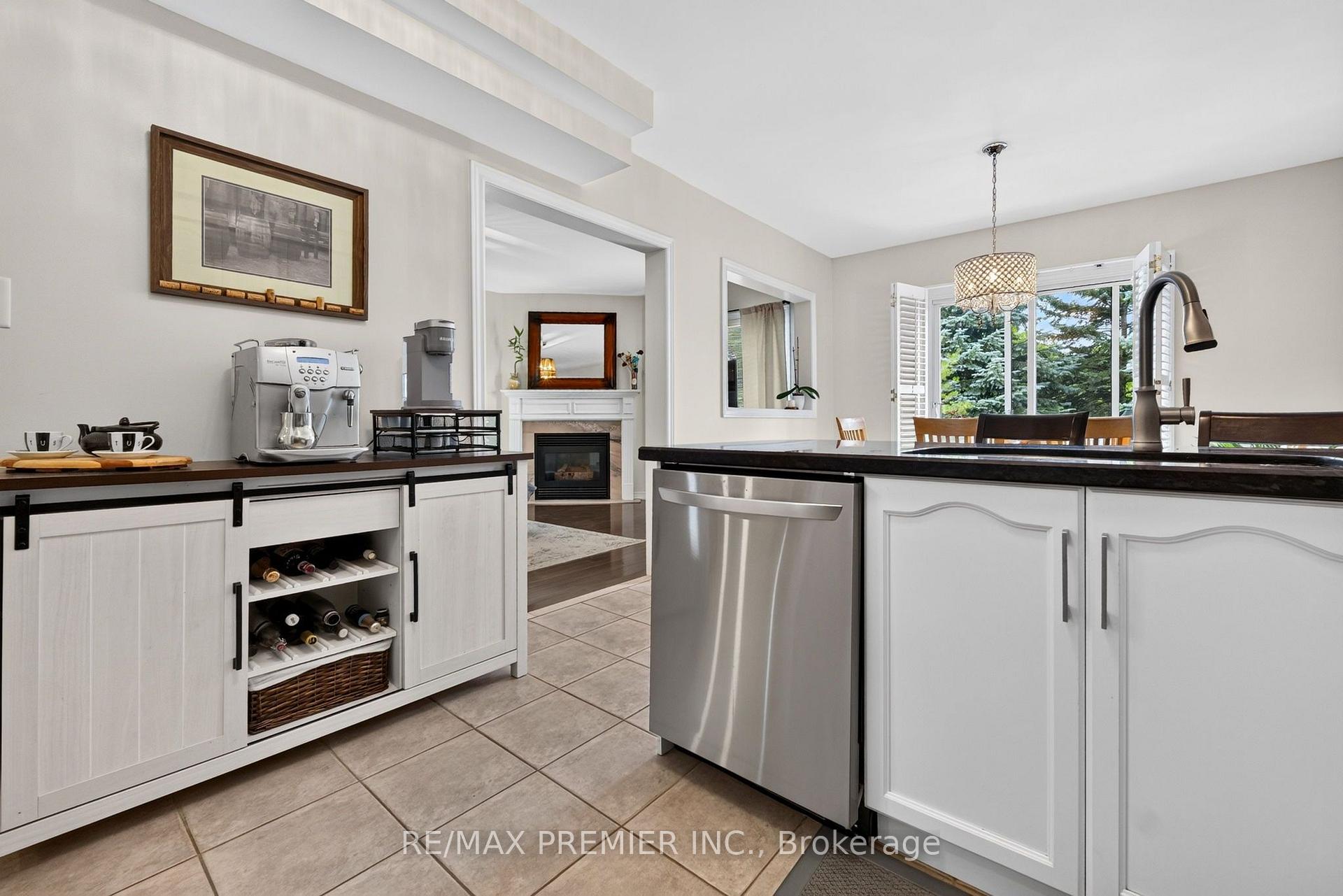 Photo 12 of 83 Royal Ridge Crescent, Vaughan, Maple — HOMEH