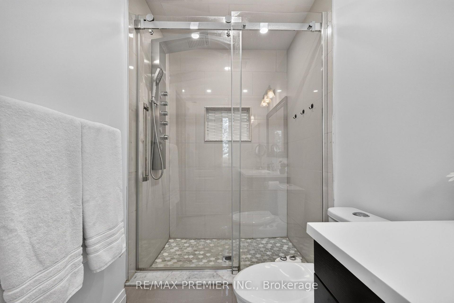 Photo 21 of 83 Royal Ridge Crescent, Vaughan, Maple — HOMEH