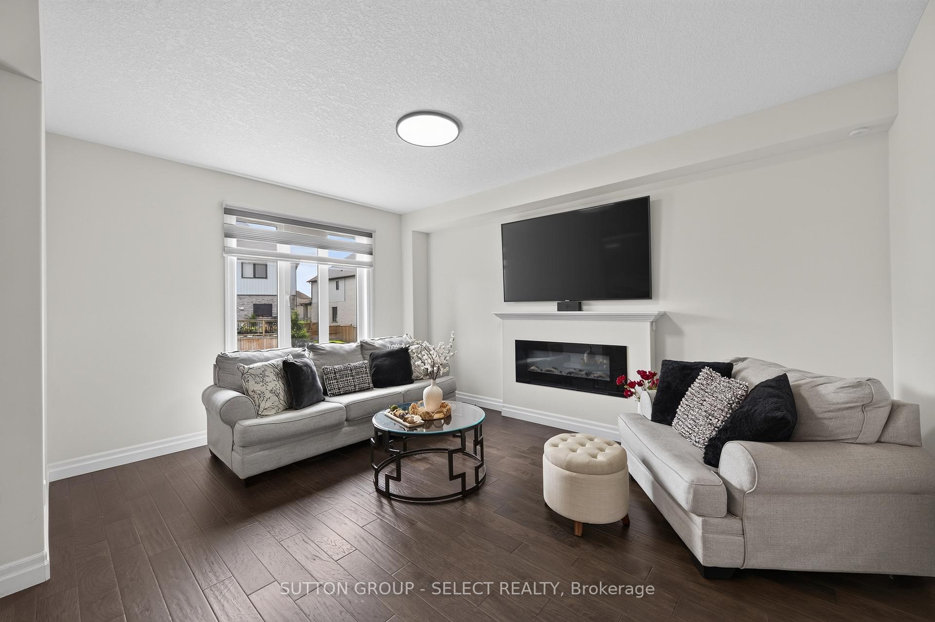 Photo 3 of 801 Superior Drive, London, North B — HOMEH