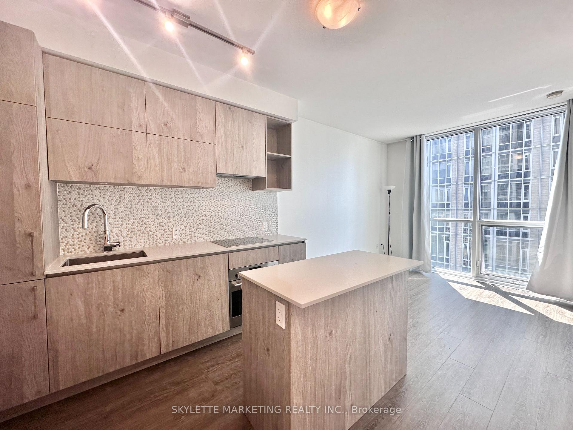 Front of Unit 3403, 1 Yorkville Avenue