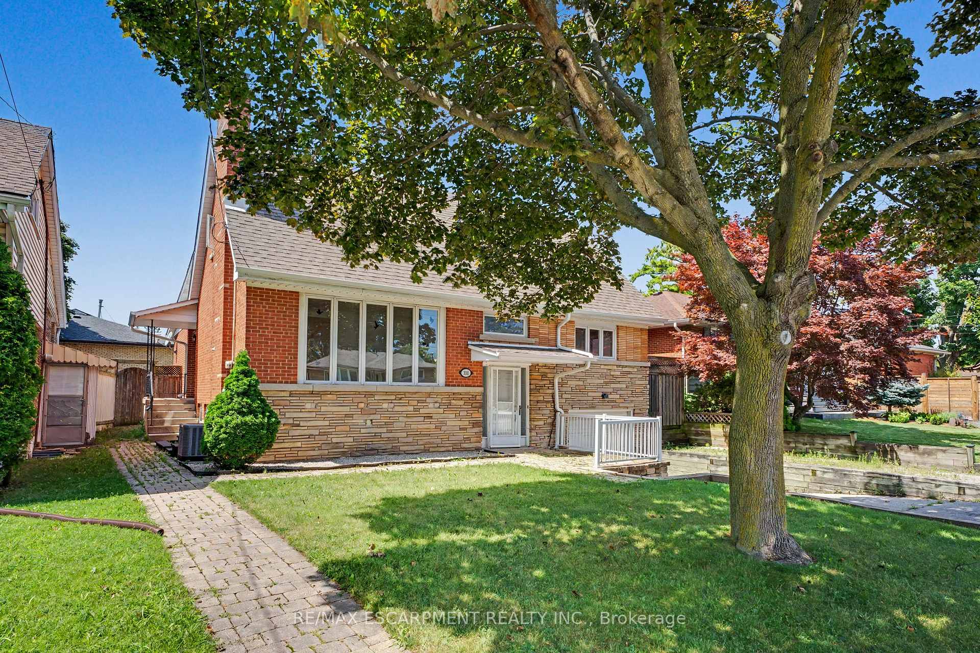 Photo 2 of 100 Hardale Crescent, Hamilton, Huntington — HOMEH