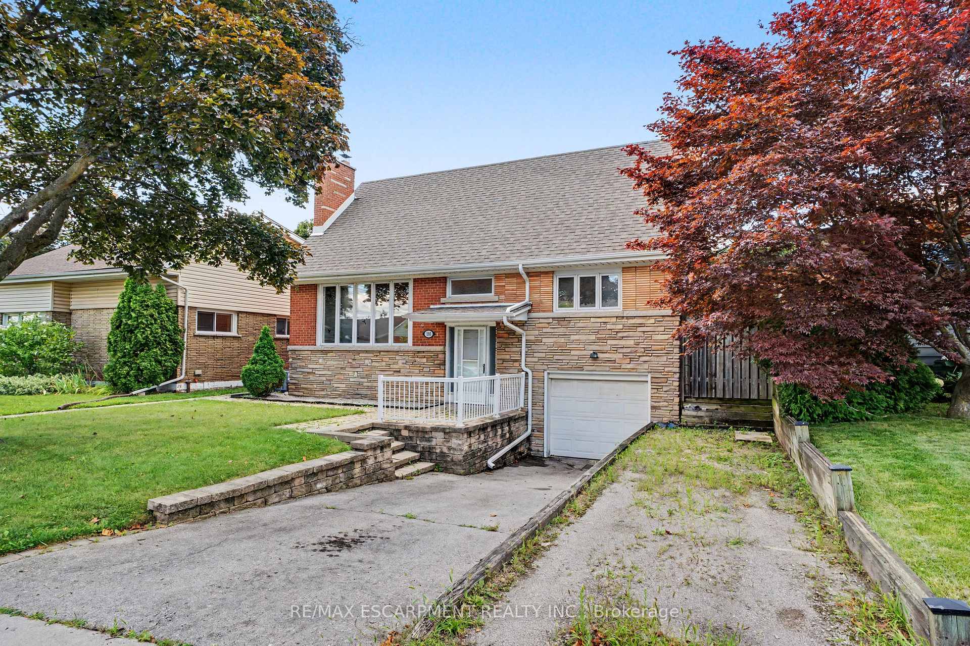 Photo 3 of 100 Hardale Crescent, Hamilton, Huntington — HOMEH