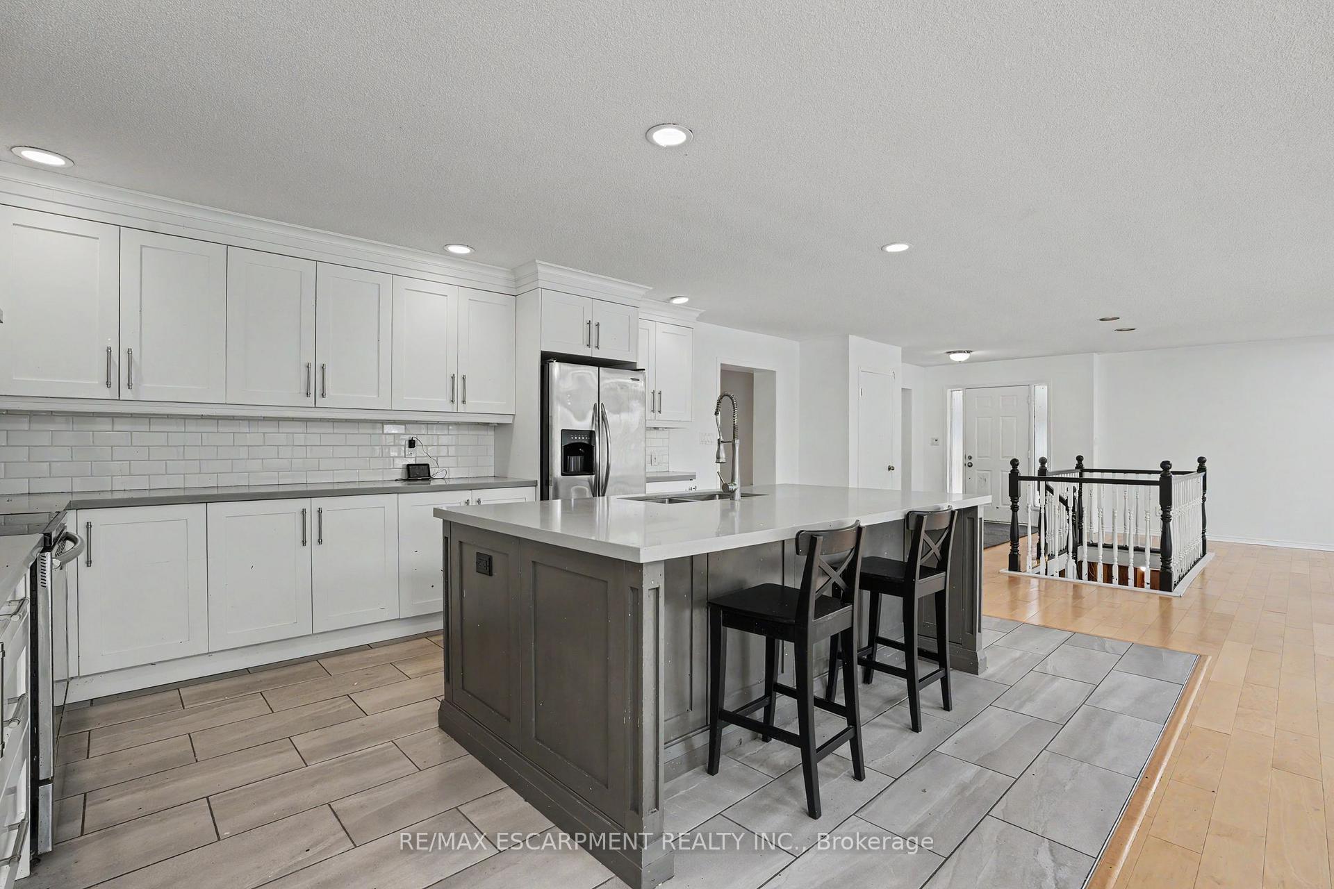Photo 4 of 100 Hardale Crescent, Hamilton, Huntington — HOMEH
