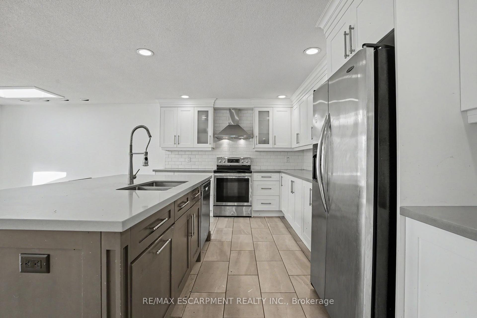 Photo 5 of 100 Hardale Crescent, Hamilton, Huntington — HOMEH