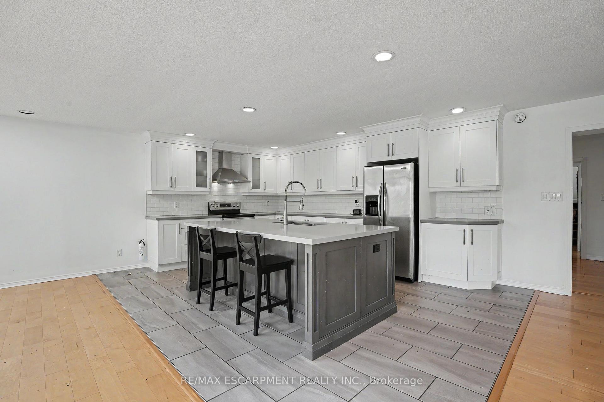 Photo 6 of 100 Hardale Crescent, Hamilton, Huntington — HOMEH