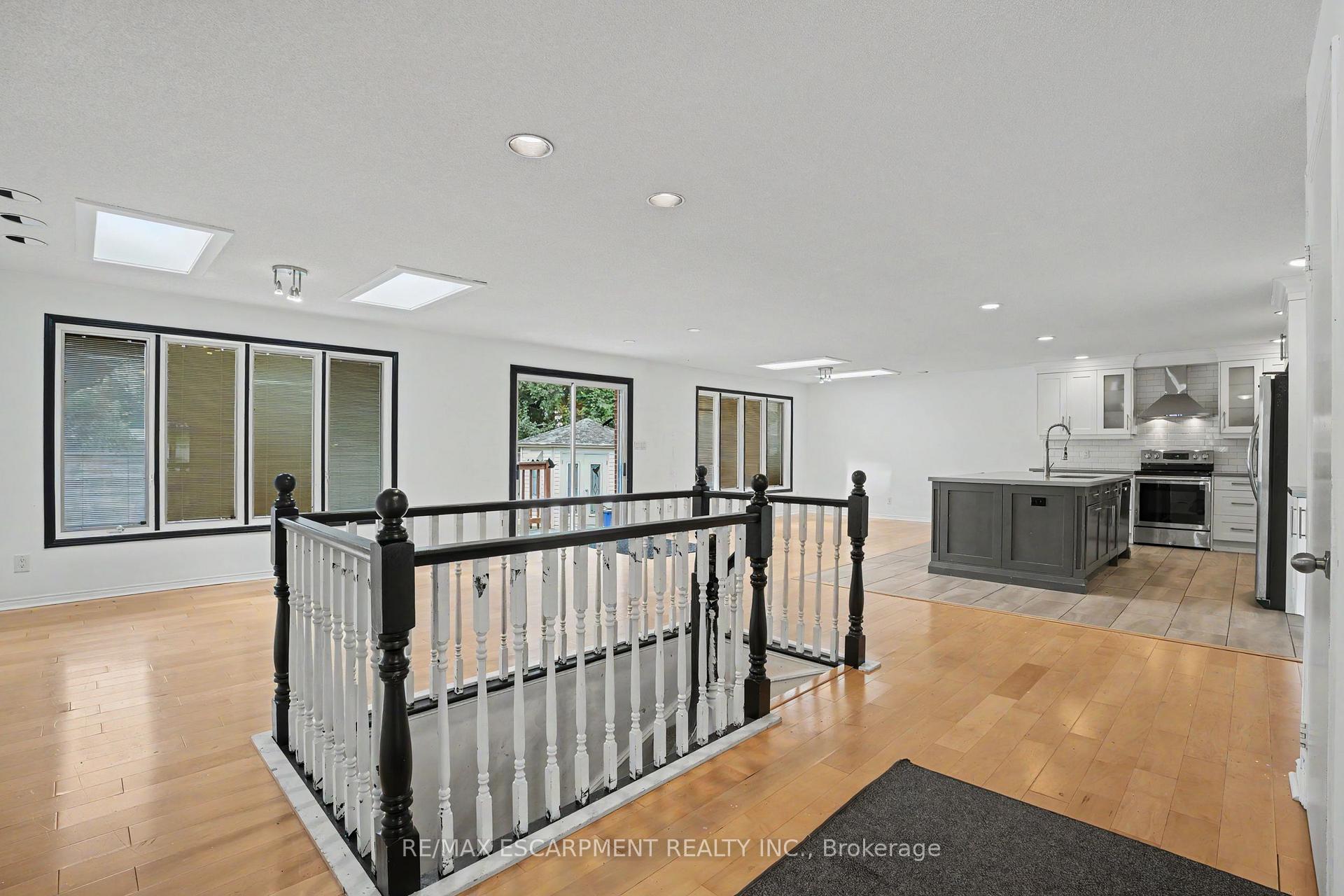 Photo 7 of 100 Hardale Crescent, Hamilton, Huntington — HOMEH