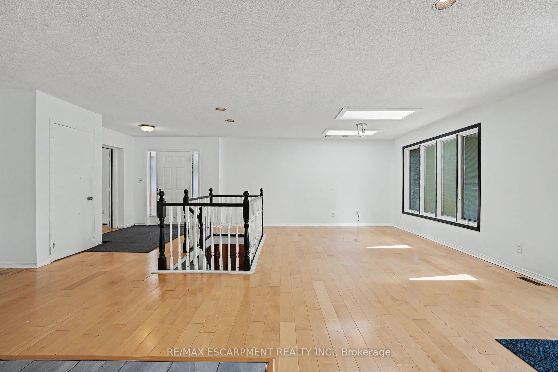 Photo 8 of 100 Hardale Crescent, Hamilton, Huntington — HOMEH