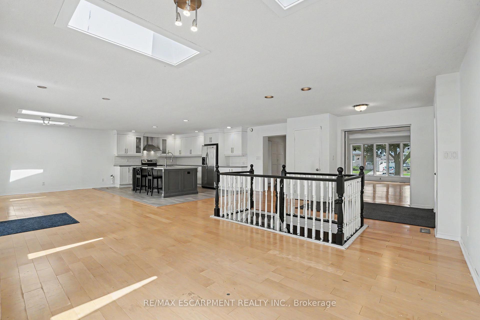 Photo 9 of 100 Hardale Crescent, Hamilton, Huntington — HOMEH