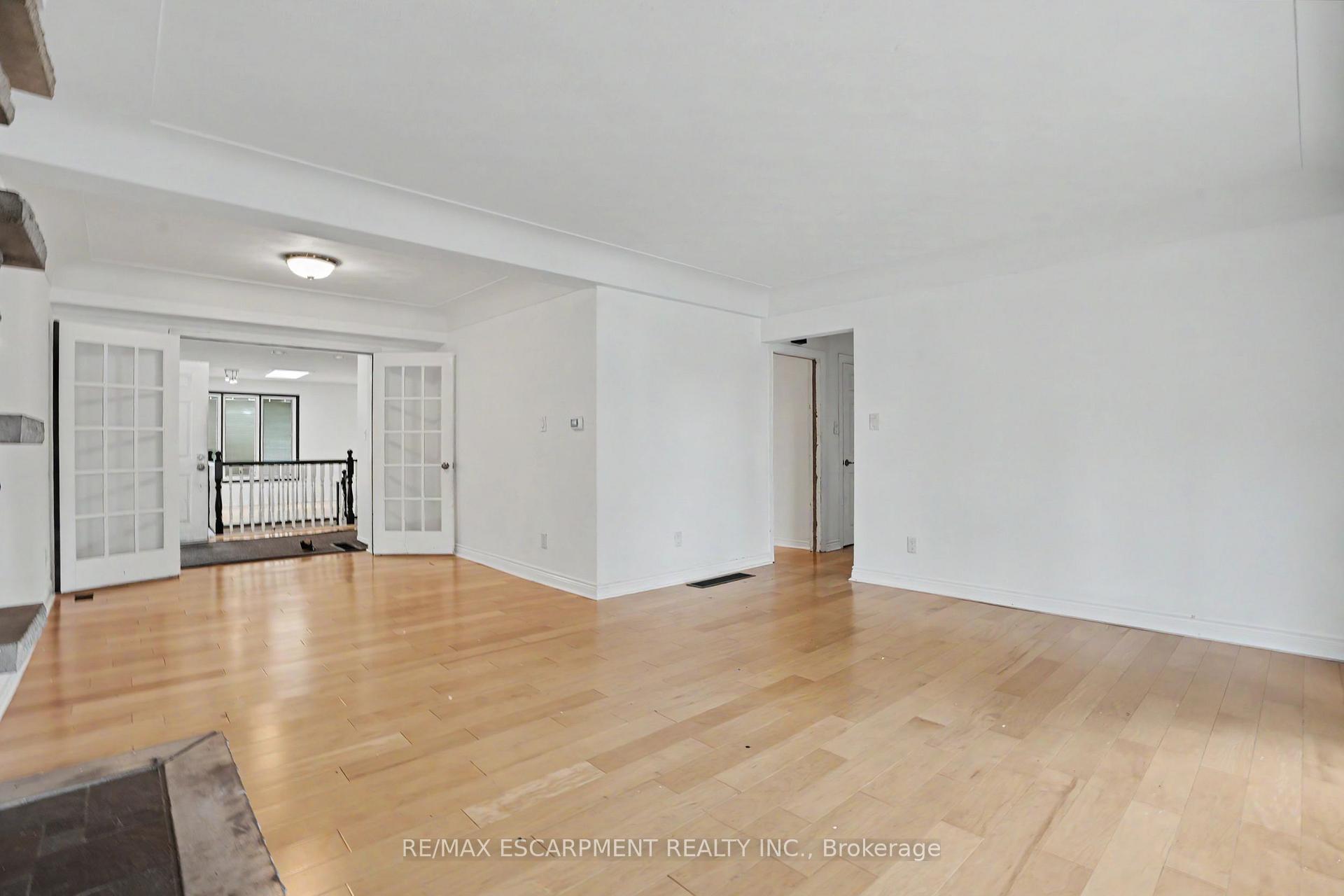 Photo 10 of 100 Hardale Crescent, Hamilton, Huntington — HOMEH