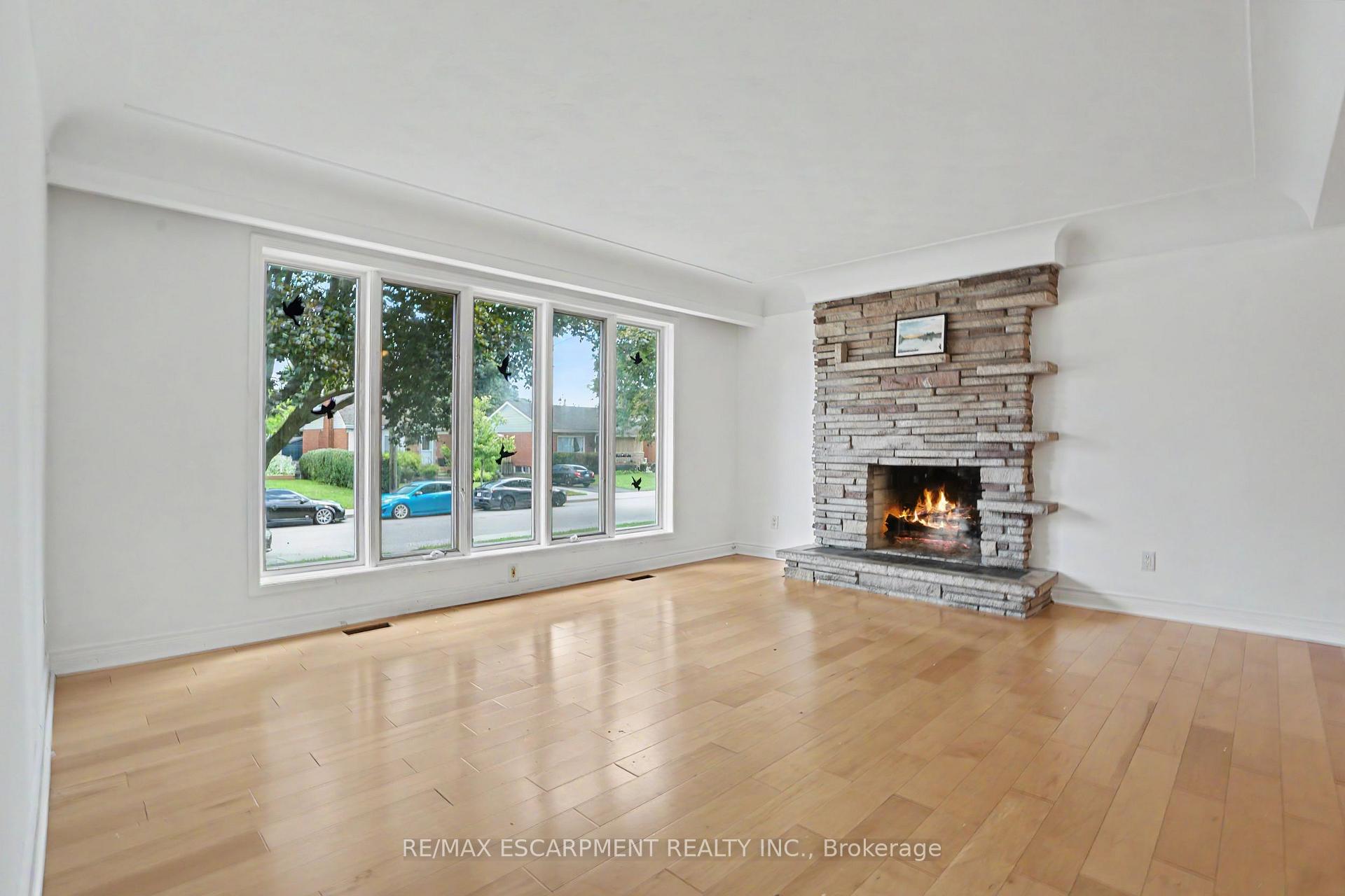 Photo 11 of 100 Hardale Crescent, Hamilton, Huntington — HOMEH
