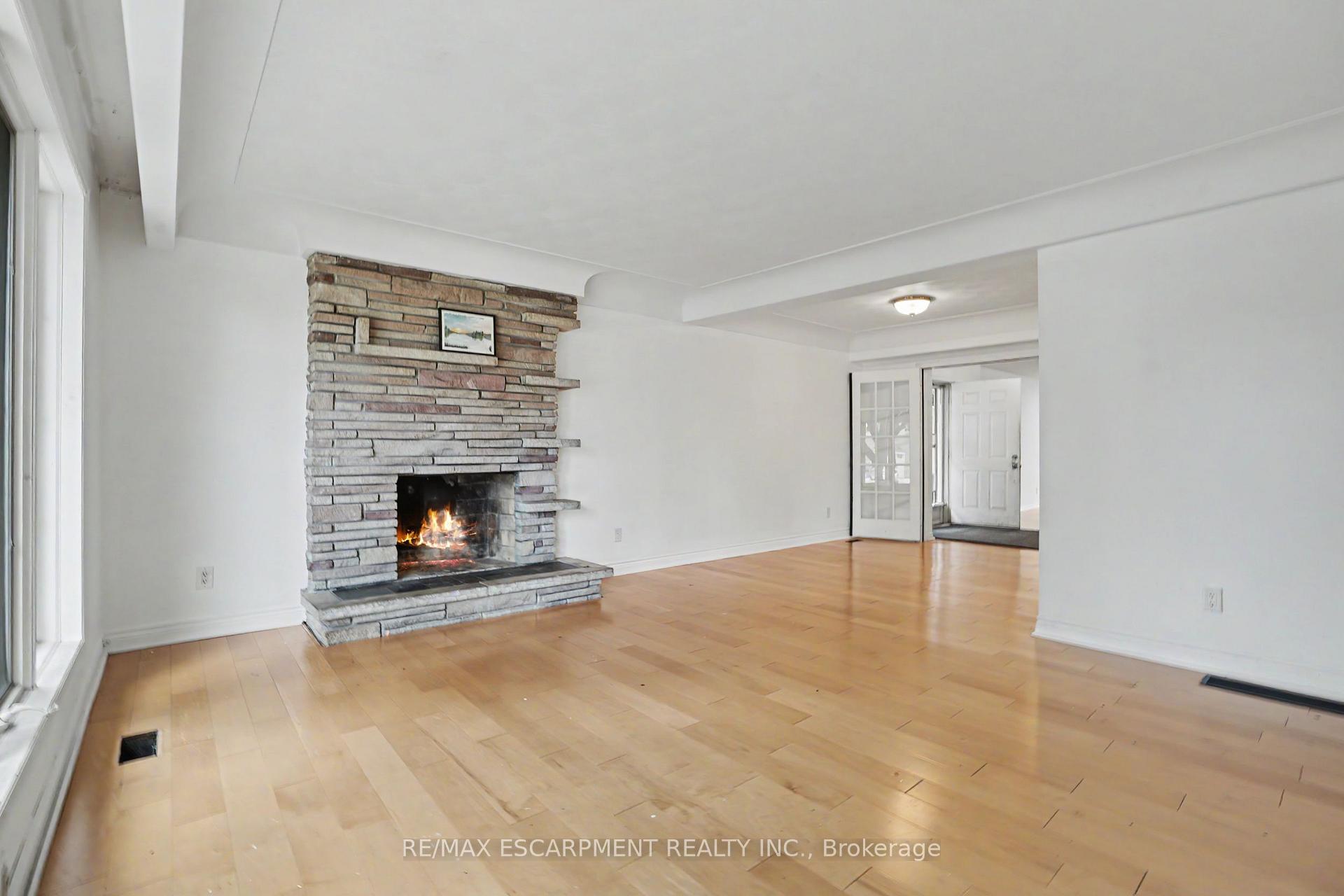 Photo 12 of 100 Hardale Crescent, Hamilton, Huntington — HOMEH