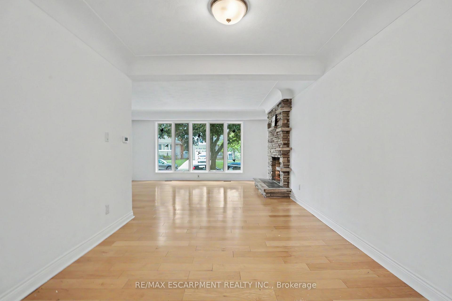 Photo 13 of 100 Hardale Crescent, Hamilton, Huntington — HOMEH
