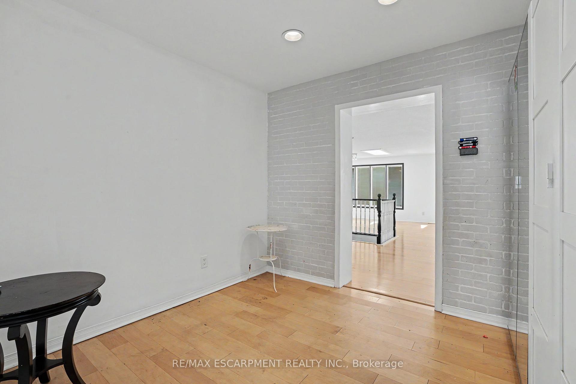 Photo 14 of 100 Hardale Crescent, Hamilton, Huntington — HOMEH