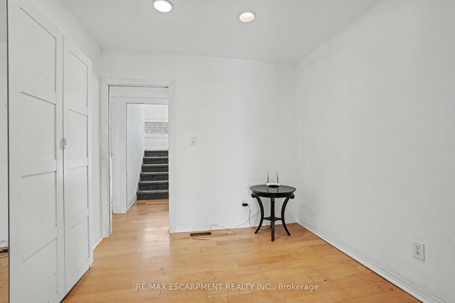 Photo 15 of 100 Hardale Crescent, Hamilton, Huntington — HOMEH