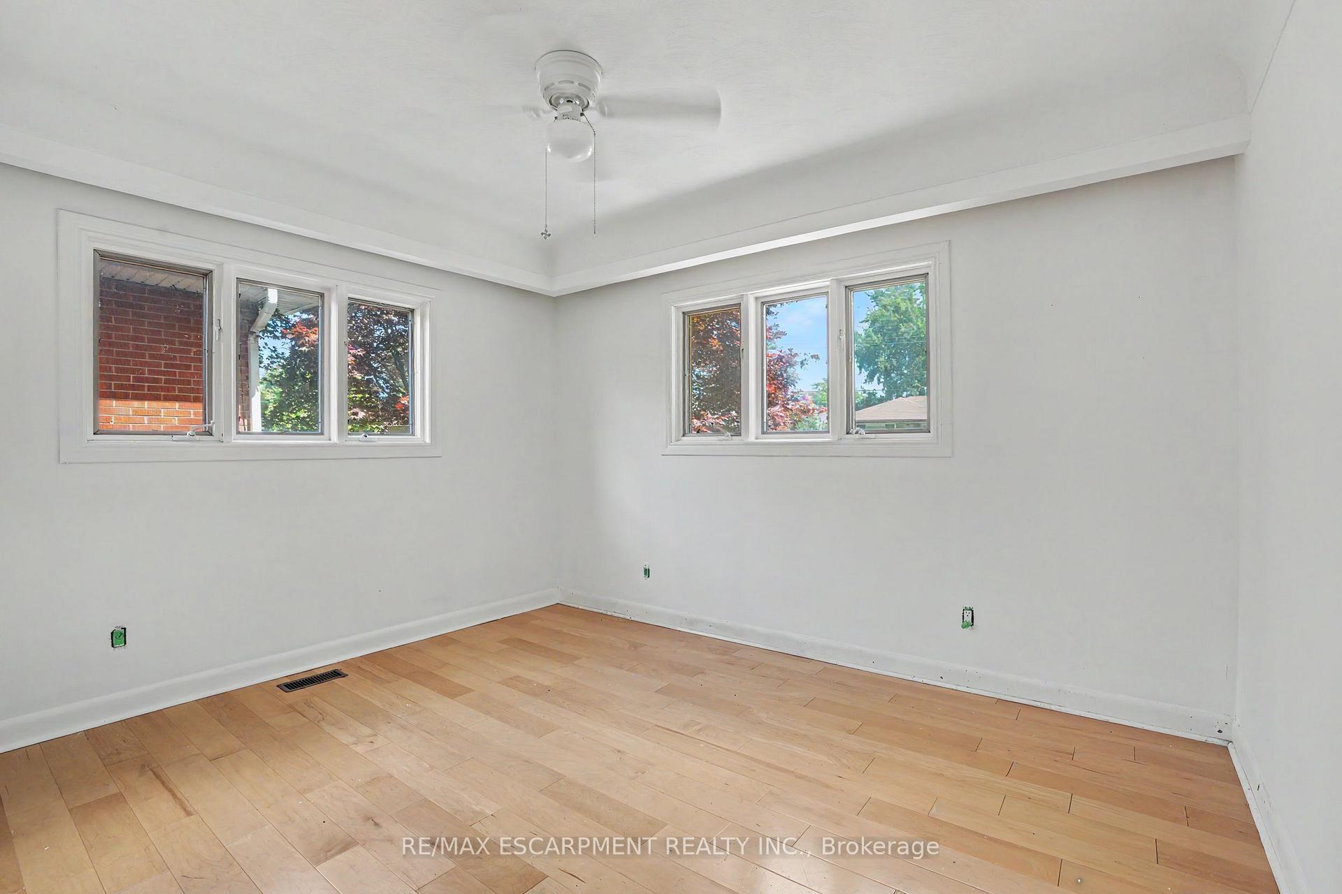 Photo 16 of 100 Hardale Crescent, Hamilton, Huntington — HOMEH