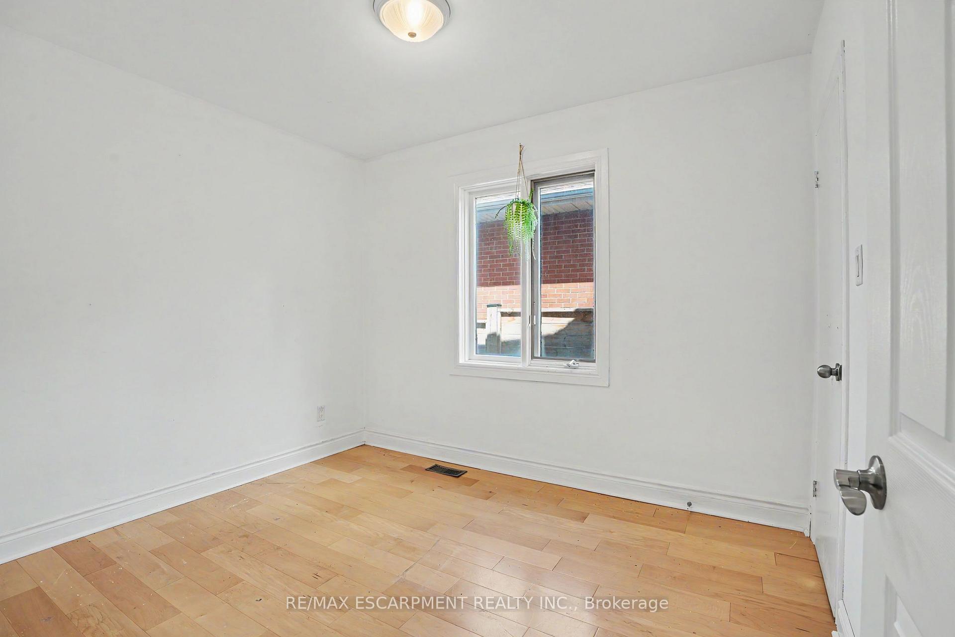 Photo 18 of 100 Hardale Crescent, Hamilton, Huntington — HOMEH