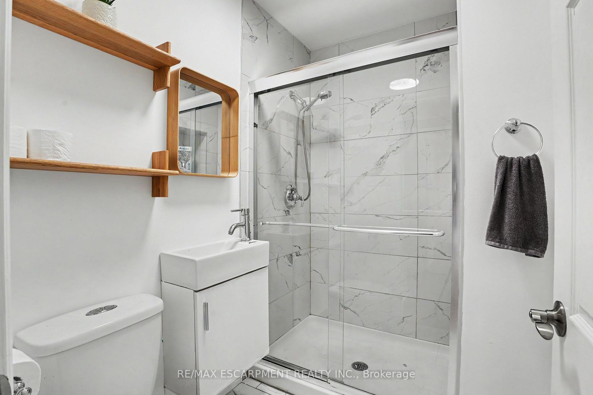 Photo 20 of 100 Hardale Crescent, Hamilton, Huntington — HOMEH