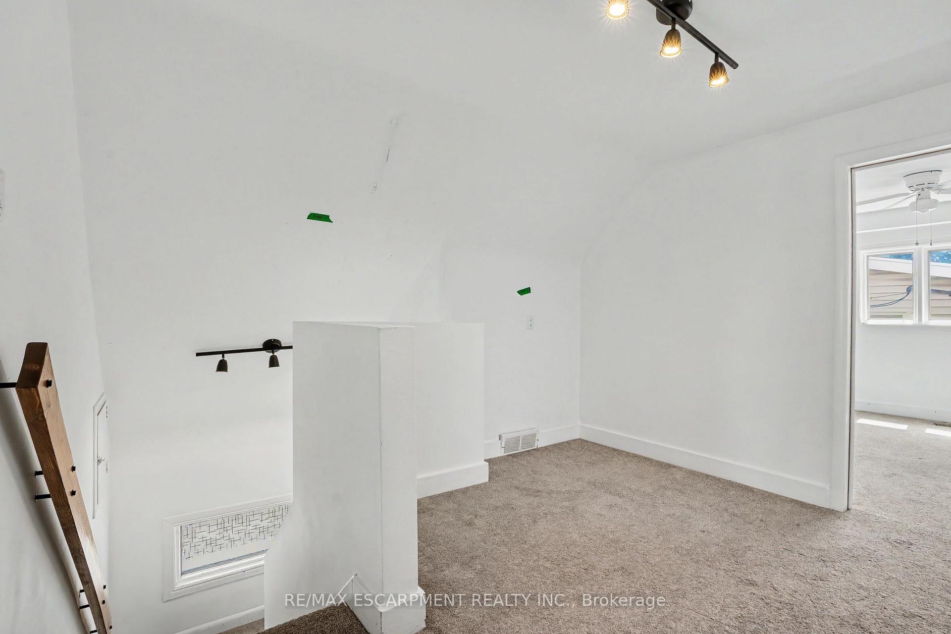 Photo 21 of 100 Hardale Crescent, Hamilton, Huntington — HOMEH