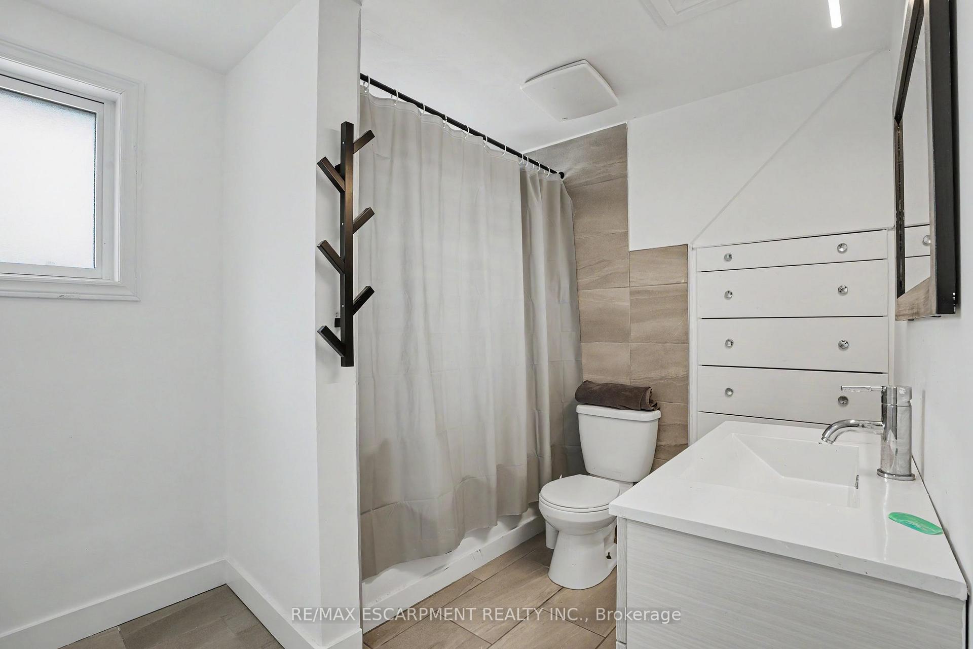 Photo 24 of 100 Hardale Crescent, Hamilton, Huntington — HOMEH
