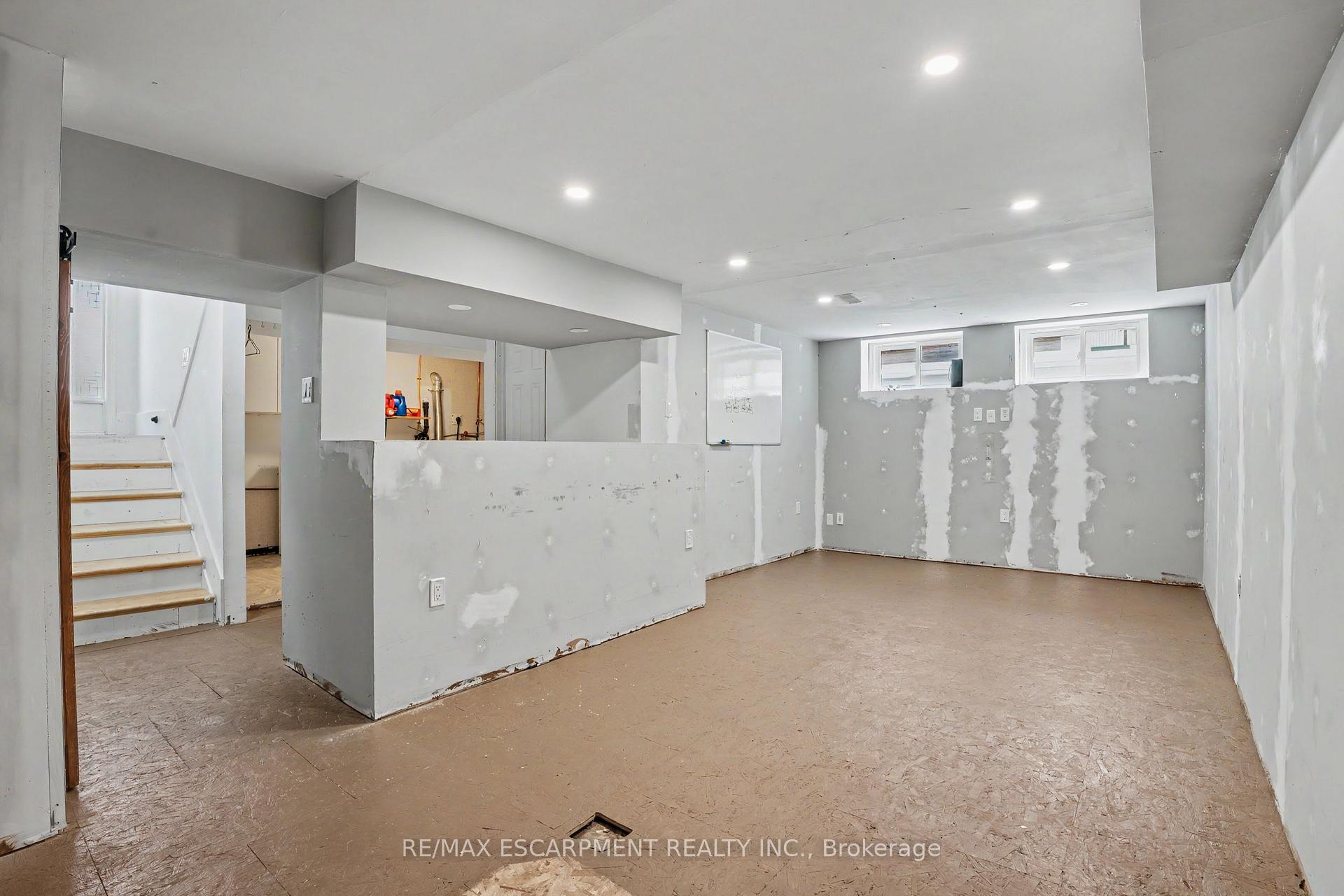Photo 29 of 100 Hardale Crescent, Hamilton, Huntington — HOMEH