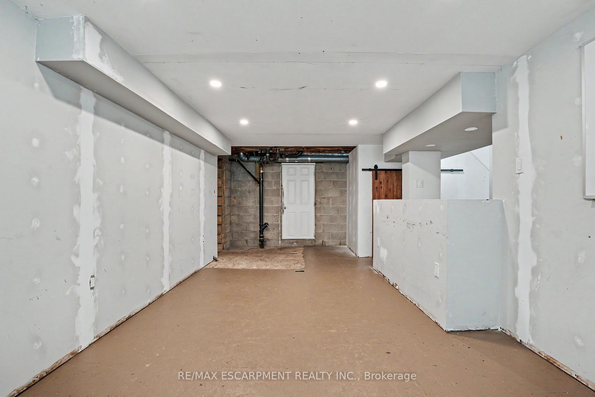 Photo 30 of 100 Hardale Crescent, Hamilton, Huntington — HOMEH