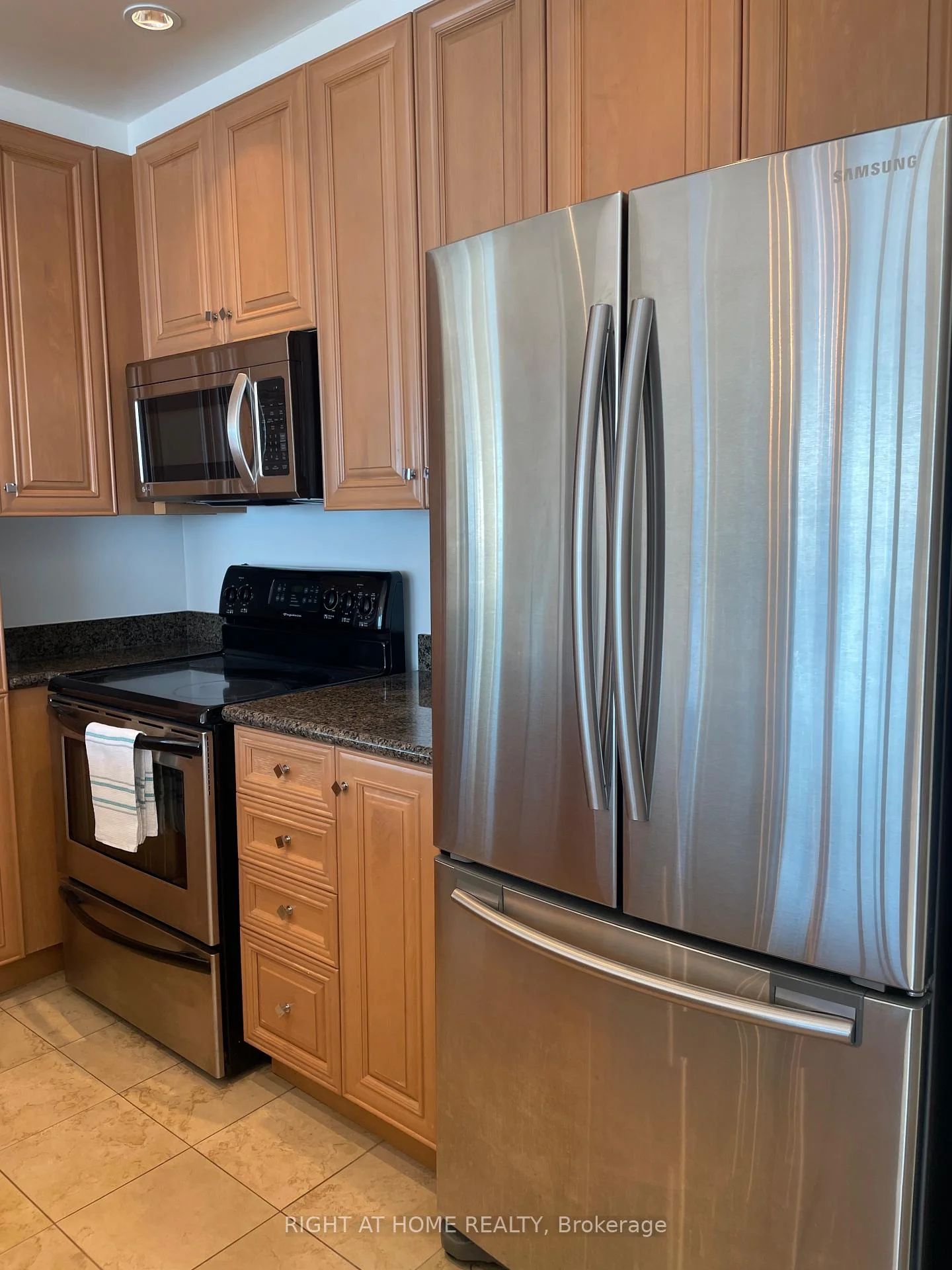 Photo 5 of Unit 3511, 208 Queens Quay W, Toronto, Waterfront Communities — HOMEH