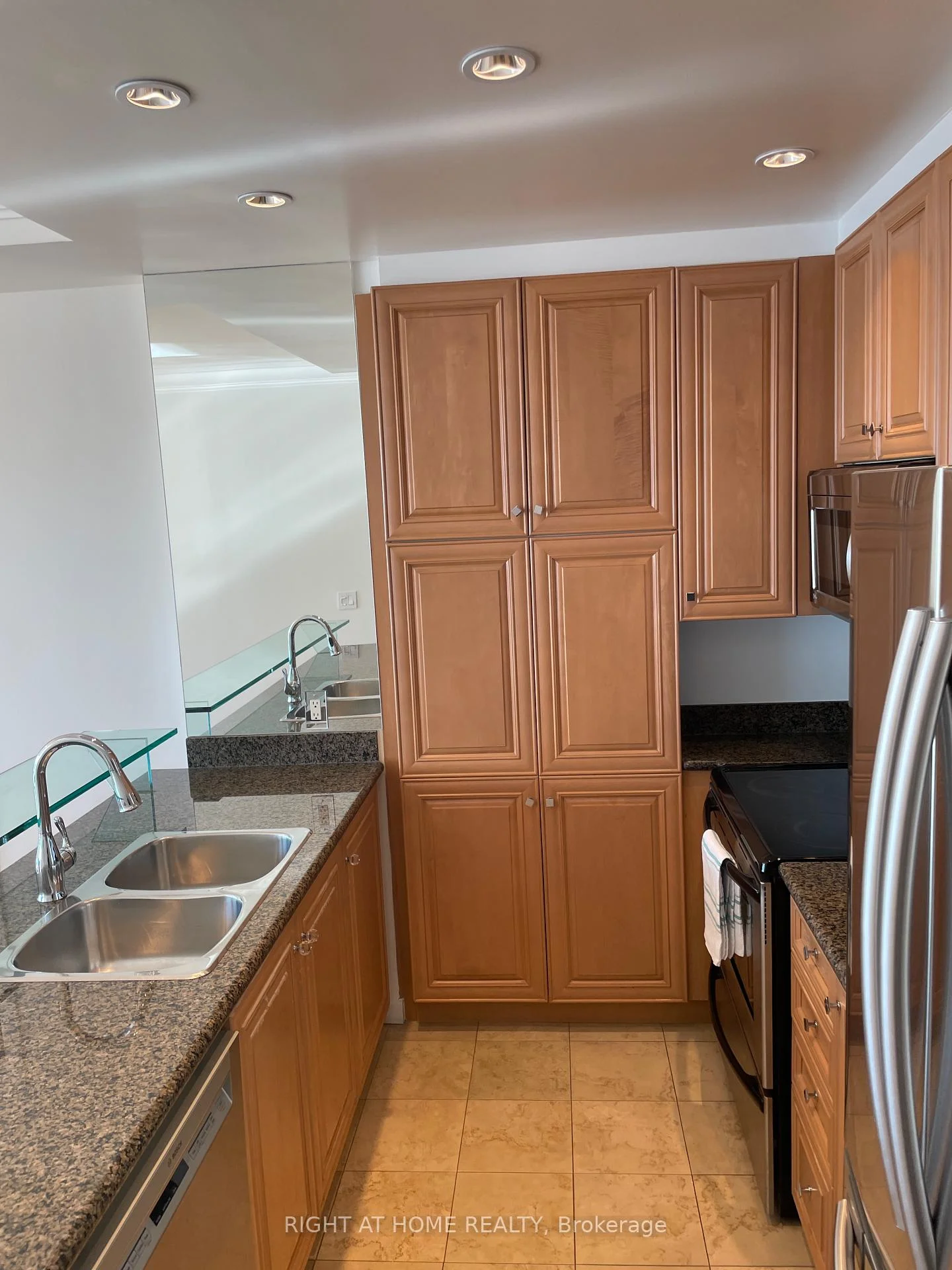 Photo 6 of Unit 3511, 208 Queens Quay W, Toronto, Waterfront Communities — HOMEH