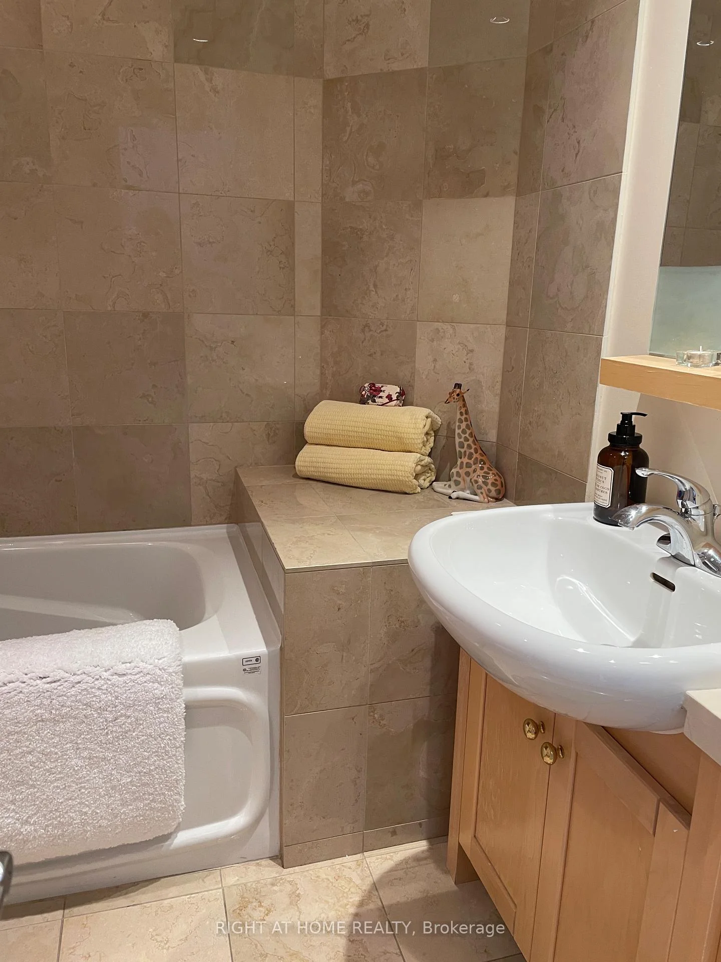 Photo 17 of Unit 3511, 208 Queens Quay W, Toronto, Waterfront Communities — HOMEH