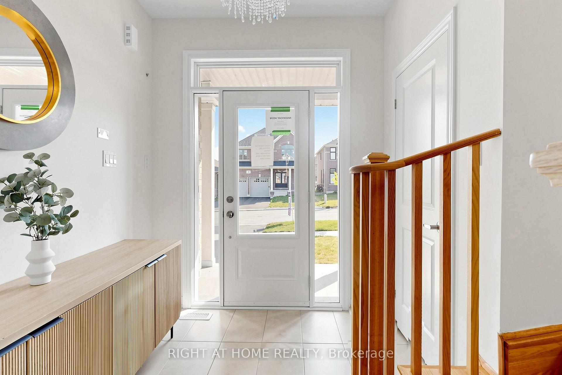 Photo 2 of 40 Ainslie Hill Crescent, Georgina, Sutton & Jackson's Point — HOMEH