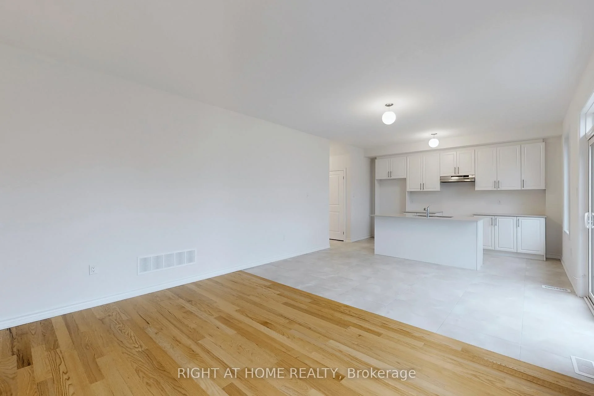 Photo 7 of 40 Ainslie Hill Crescent, Georgina, Sutton & Jackson's Point — HOMEH